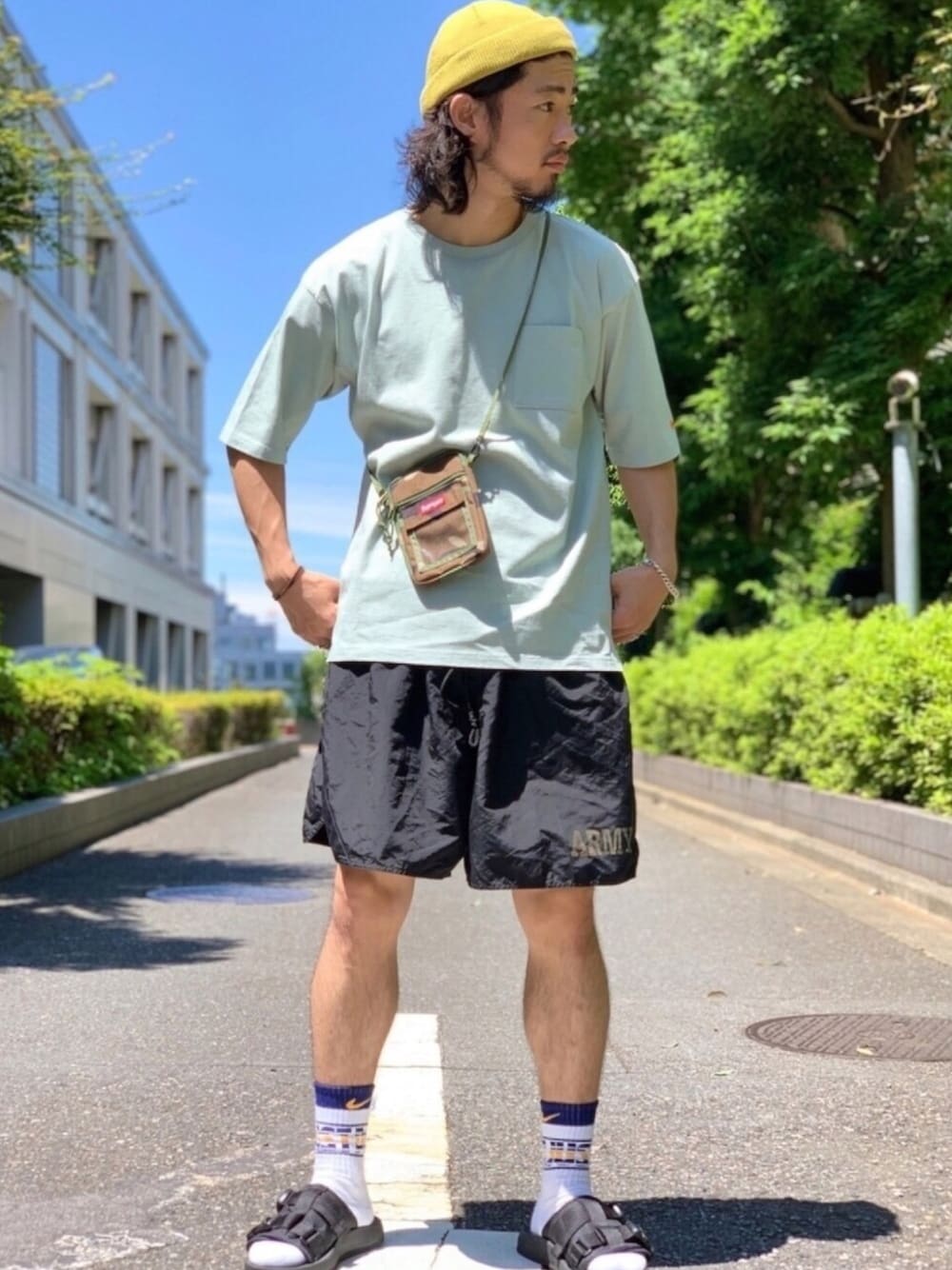 「大人カジュアル、古着MIX、EDWIN、夏だ！Tシャツ着よう！、ショートパンツ、サンダルに靴下、サコッシュ、オーバーサイズ、ビッグシルエット、ハーフパンツ」｜「EDWINの【web限定】YELLOW TAB（イエロータブ）ヘビーウェイト オーバーサイズ　ポケット半袖Tシャツ 【ユニセックス】（Tシャツ/カットソー、グリーン系）」を使った、にーの〔大人｜古着｜デニム〕さん（メンズ・175cm）の夏コーディネートの1枚目の写真