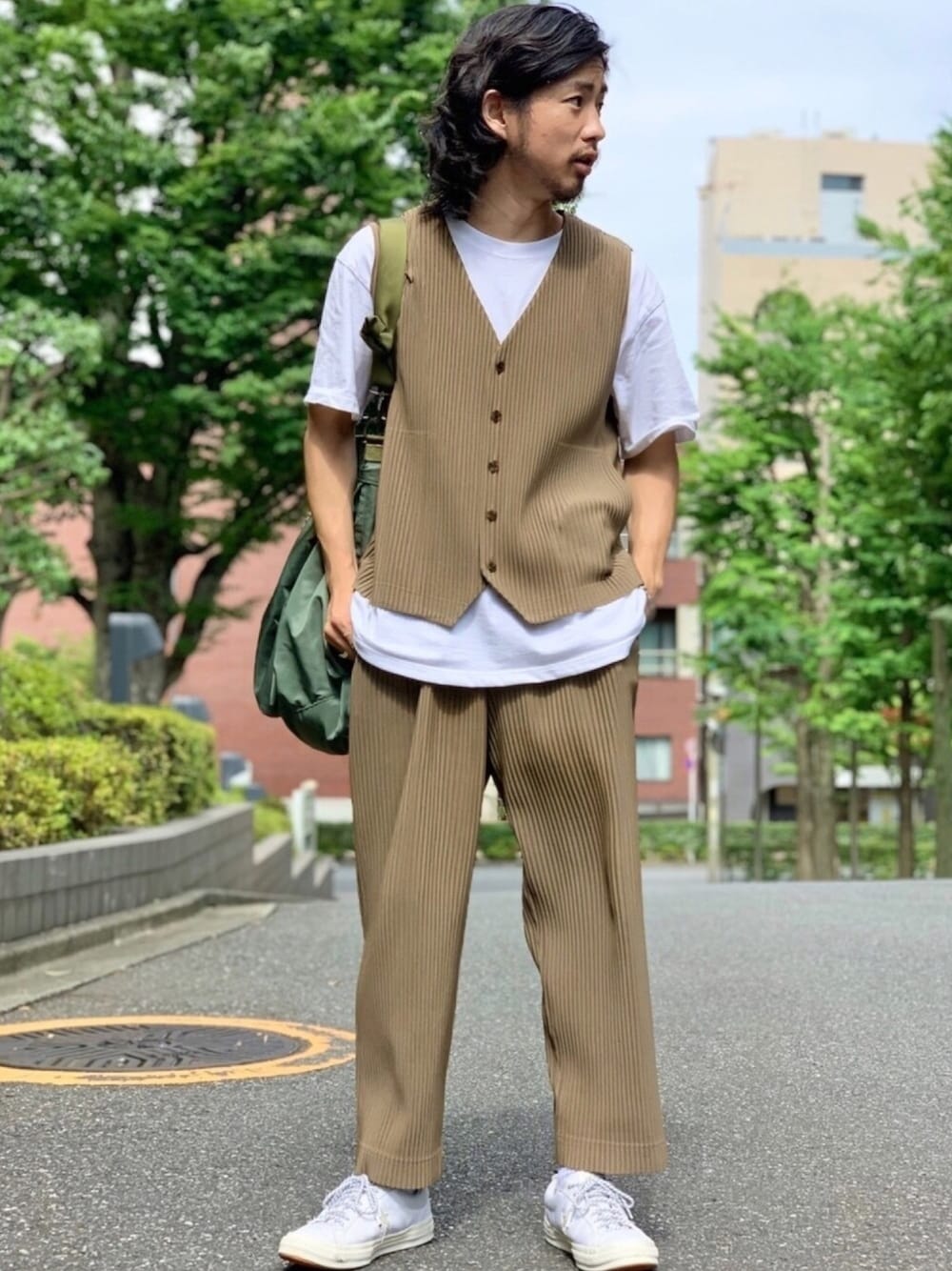 「大人カジュアル、セットアップ、ヘルメットバッグ、ゆるコーデ、リラックススタイル、古着MIX、コンバース、EDWIN、ベスト、夏コーデ」｜「EDWINの【web限定】YELLOW TAB（イエロータブ）ヘビーウェイト オーバーサイズ　ポケット半袖Tシャツ 【ユニセックス】（Tシャツ/カットソー、ホワイト系）」を使った、にーの〔大人｜古着｜デニム〕さん（メンズ・175cm）の夏コーディネートの1枚目の写真