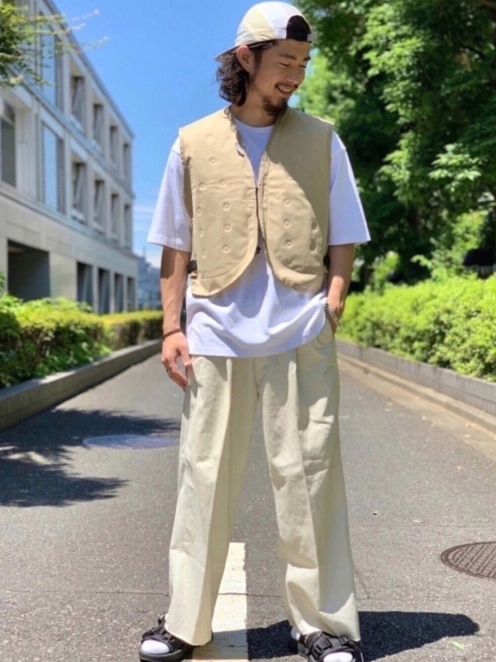 「夏だ！Tシャツ着よう！、ベスト、サンダルに靴下、大人カジュアル、EDWIN、ワントーンコーデ、レイヤードスタイル、キャップ、白パンツ、ホワイトコーデ」｜「EDWINの【web限定】YELLOW TAB（イエロータブ）ヘビーウェイト オーバーサイズ　ポケット半袖Tシャツ 【ユニセックス】（Tシャツ/カットソー、ホワイト系）」を使った、にーの〔大人｜古着｜デニム〕さん（メンズ・175cm）の夏コーディネートの1枚目の写真