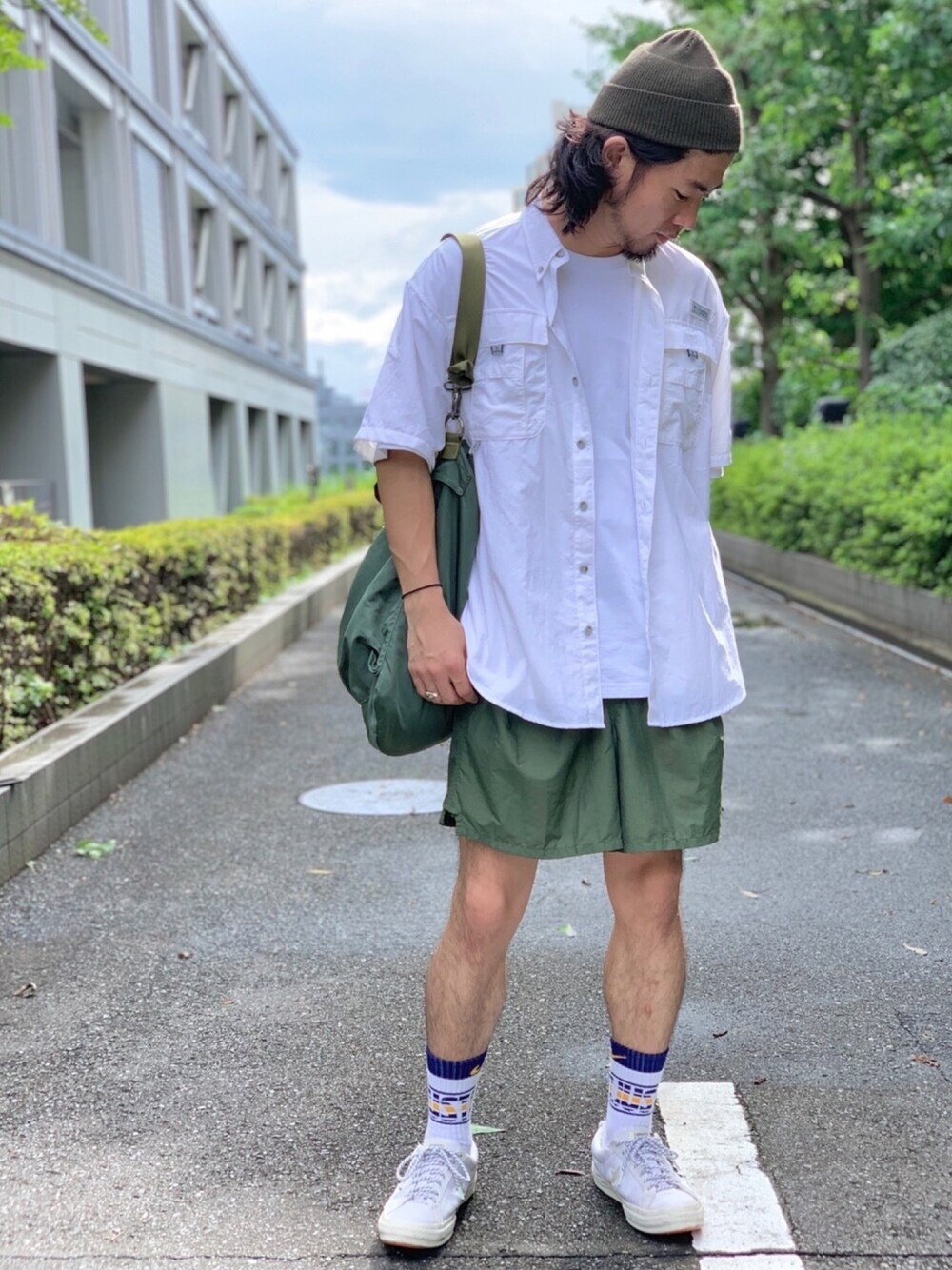 「ミリタリー、シャツスタイル、シャツ好き集まれ、コンバース、ハーフパンツ、カーゴパンツ、ビッグシルエット、チノパン、夏コーデ、EDWIN」｜「EDWINの【web限定】YELLOW TAB（イエロータブ）ヘビーウェイト オーバーサイズ　ポケット半袖Tシャツ 【ユニセックス】（Tシャツ/カットソー、ホワイト系）」を使った、にーの〔大人｜古着｜デニム〕さん（メンズ・175cm）の夏コーディネートの1枚目の写真