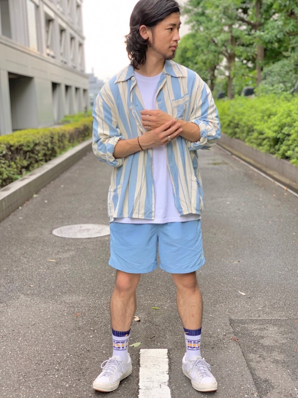 「シャツ、シャツ好き集まれ、ハーフパンツ、ショートパンツ、夏コーデ、リラックススタイル、古着MIX、コンバース、EDWIN」｜「EDWINの【web限定】YELLOW TAB（イエロータブ）ヘビーウェイト オーバーサイズ　ポケット半袖Tシャツ 【ユニセックス】（Tシャツ/カットソー、ホワイト系）」を使った、にーの〔大人｜古着｜デニム〕さん（メンズ・175cm）の夏コーディネートの1枚目の写真