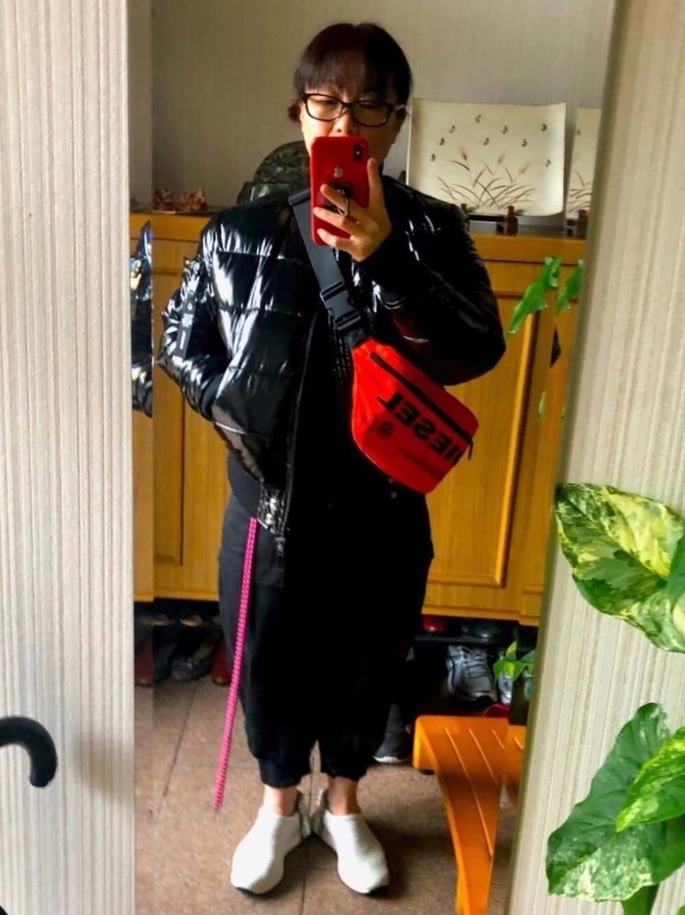 「この赤い紐、どうやって使うのよ、誰か教えてーー、WEARアプリ初心者🔰」｜「DIESELのアイテム（サロペット/オーバーオール、ブラック系）」を使った、dyceさん（レディース・148cm）の冬コーディネートの1枚目の写真