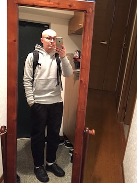 「プルオーバーパーカー」｜「アイテム（その他）」を使った、おかもとさん（メンズ・163cm）の春コーディネート