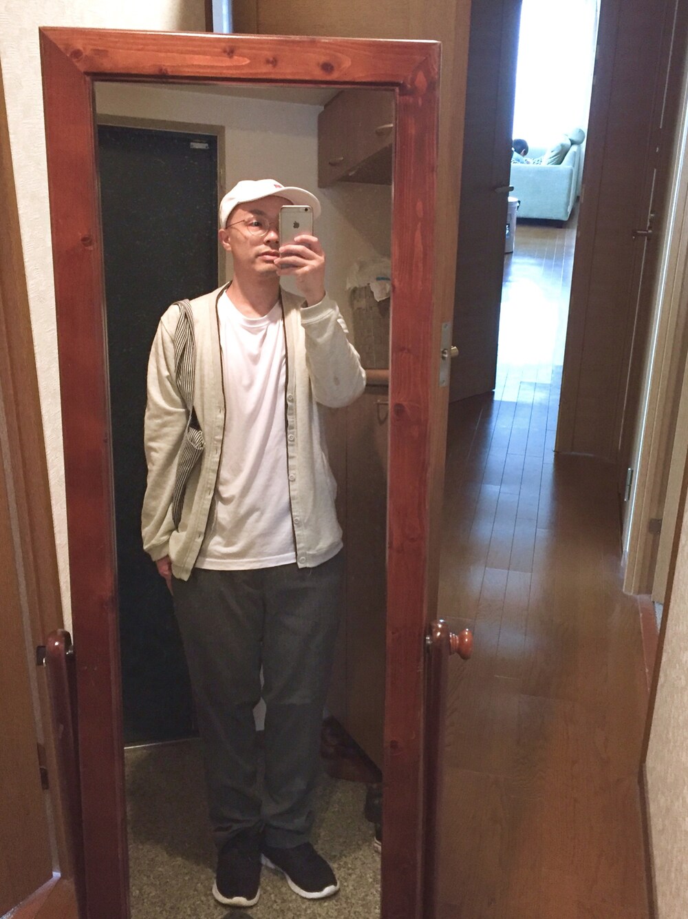 「カーディガン、ストライプパンツ、ヒラキ、ベンデイビス、ロングTシャツ」｜「UNIQLOのアイテム（スラックス、グレー系）」を使った、おかもとさん（メンズ・163cm）の秋コーディネートの1枚目の写真