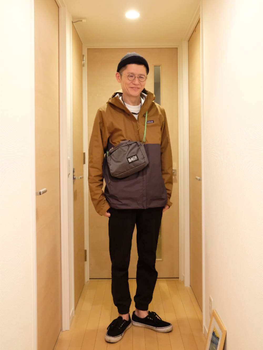 「秋のコーデ、休日スタイル、秋のカフェオレコーデ、ショルダーバッグ、ニット帽、ブラウン、スニーカー、秋服準備はじめました、メガネ男子、ジョガーパンツ」｜「VANSのアイテム（スニーカー、ブラック系）」を使った、Ryuusuke Kubouさん（メンズ・175cm）の秋コーディネートの1枚目の写真