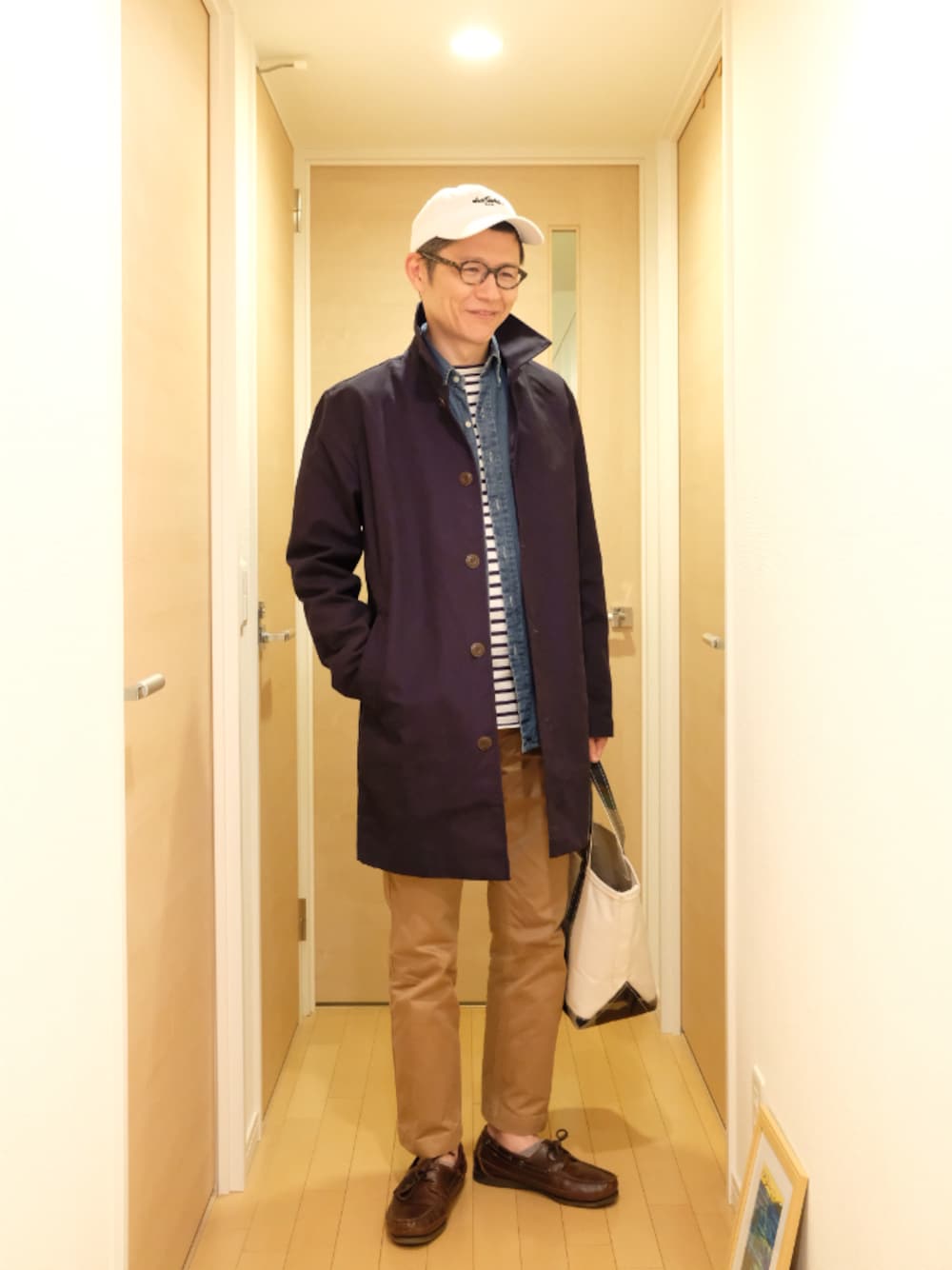 「レザーLOVEスナップ、ユニクロ、休日スタイル、ビッグシルエット、きれいめカジュアル、ボーダー、キャップ、チノパン、ステンカラーコート、トートバッグ」｜「WILD THINGSのアイテム（キャップ、ホワイト系）」を使った、Ryuusuke Kubouさん（メンズ・175cm）の秋コーディネートの1枚目の写真