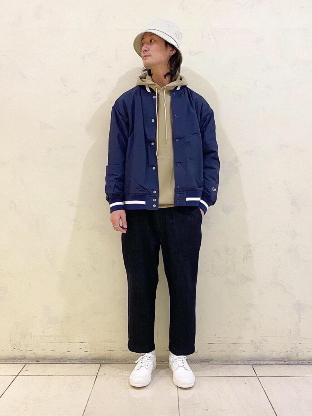 「スニーカーコーデ、レイヤードスタイル、デニム、フーディー、カジュアルコーデ、デニムパンツ、スタッフセンバツ、BEAUTY&YOUTH UNITED ARROWS、Champion、はるコーデ」｜「MONKEY TIMEの＜monkey time＞ BUCKET HAT/バケットハット（ハット、ホワイト系）」を使った、中原翔さん（メンズ・176cm）の冬コーディネートの1枚目の写真