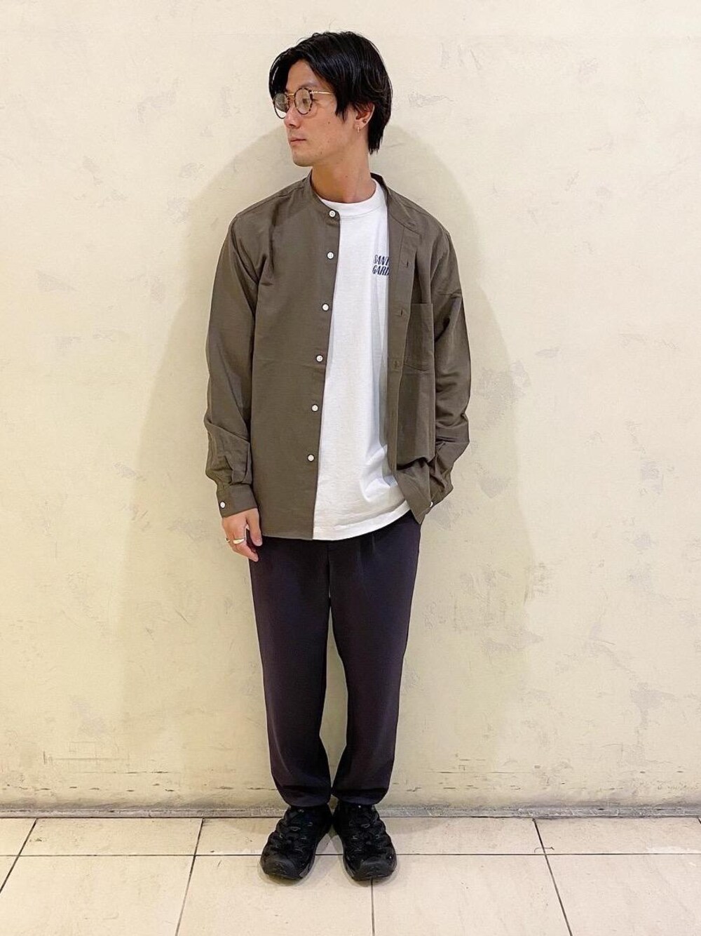 グレー系のTシャツ/カットソー、グリーン系のシャツ/ブラウス、グレー系のその他パンツを着用したメンズの春コーディネートの1枚目の写真