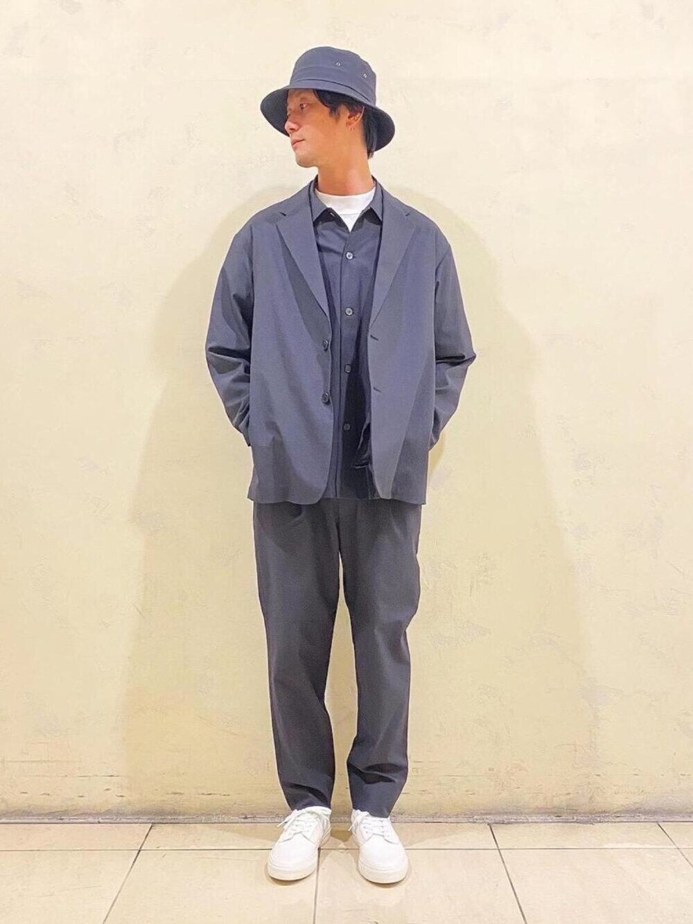 ホワイト系のスニーカー、ホワイト系のTシャツ/カットソー、グレー系のその他パンツを着用したメンズの春コーディネートの1枚目の写真