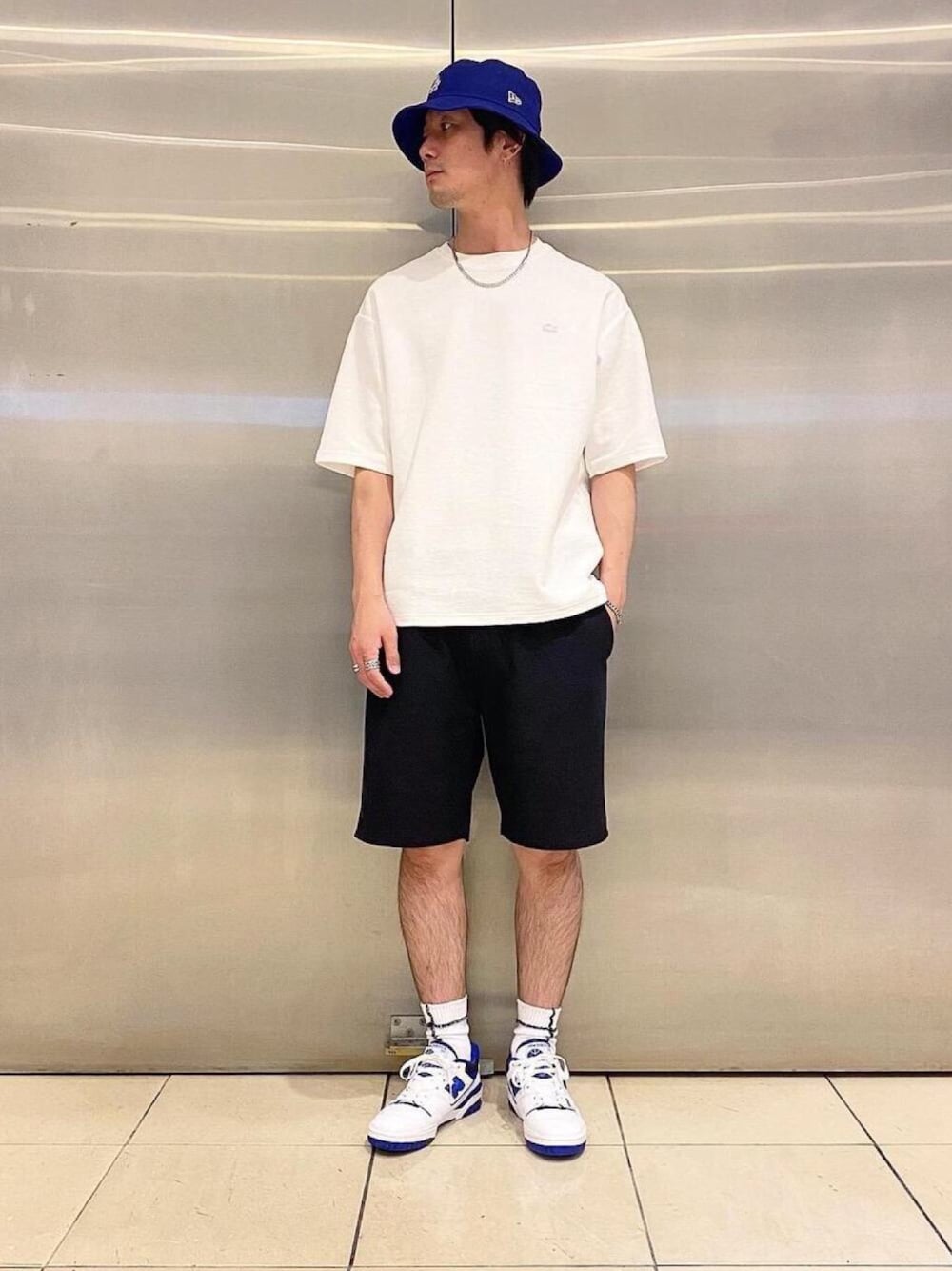 「休日コーデ、シンプル、いいね、save、フォローお願いします🤑、夏、Tシャツ、モノトーン、モノトーンコーデ、LACOSTE、ハーフパンツ、BEAUTY&YOUTH UNITED ARROWS」｜「MONKEY TIMEの＜monkey time＞ LOCK SEWING SOCKS/ソックス（ソックス/靴下、ホワイト系）」を使った、中原翔さん（メンズ・176cm）の春コーディネートの1枚目の写真