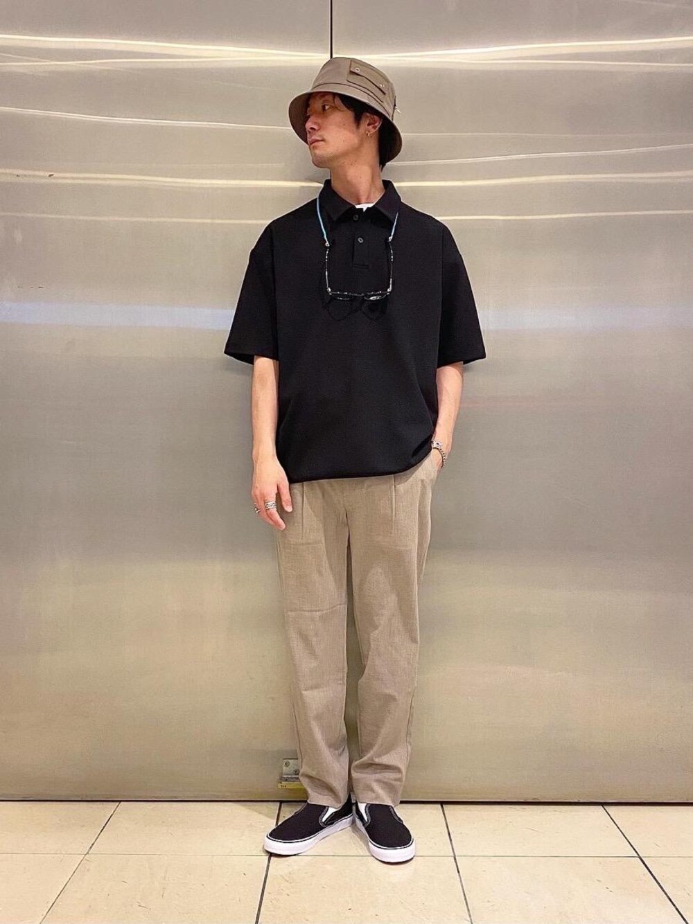 「BEAUTY&YOUTH UNITED ARROWSの＜VANS（バンズ）＞ SLIP-ON/スリッポン（スニーカー、ブラック系）」を使った、中原翔さん（メンズ・176cm）の春コーディネートの1枚目の写真