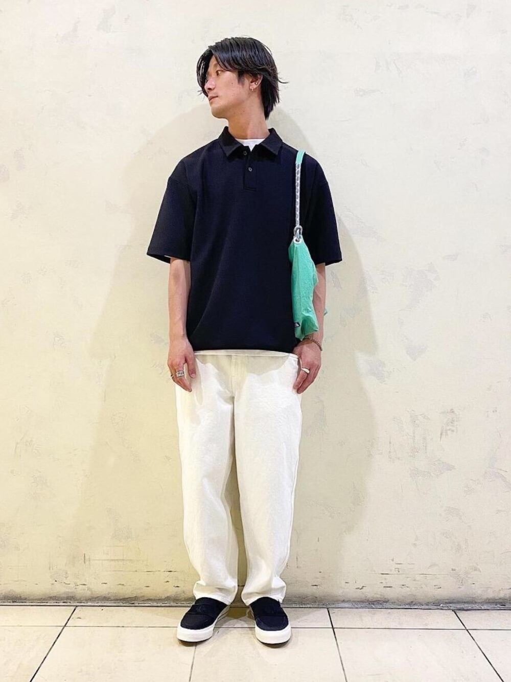 「リラックススタイル、春夏コーデ、夏コーデ、デニム、白パンツ、大人カジュアル、白デニム、BEAUTY&YOUTH UNITED ARROWS、ビューティ&ユース、スタッフセンバツ」｜「BEAUTY&YOUTH UNITED ARROWSのBY バルーンシルエット 5P スラブデニムパンツ（デニムパンツ、ホワイト系）」を使った、中原翔さん（メンズ・176cm）の春コーディネートの1枚目の写真