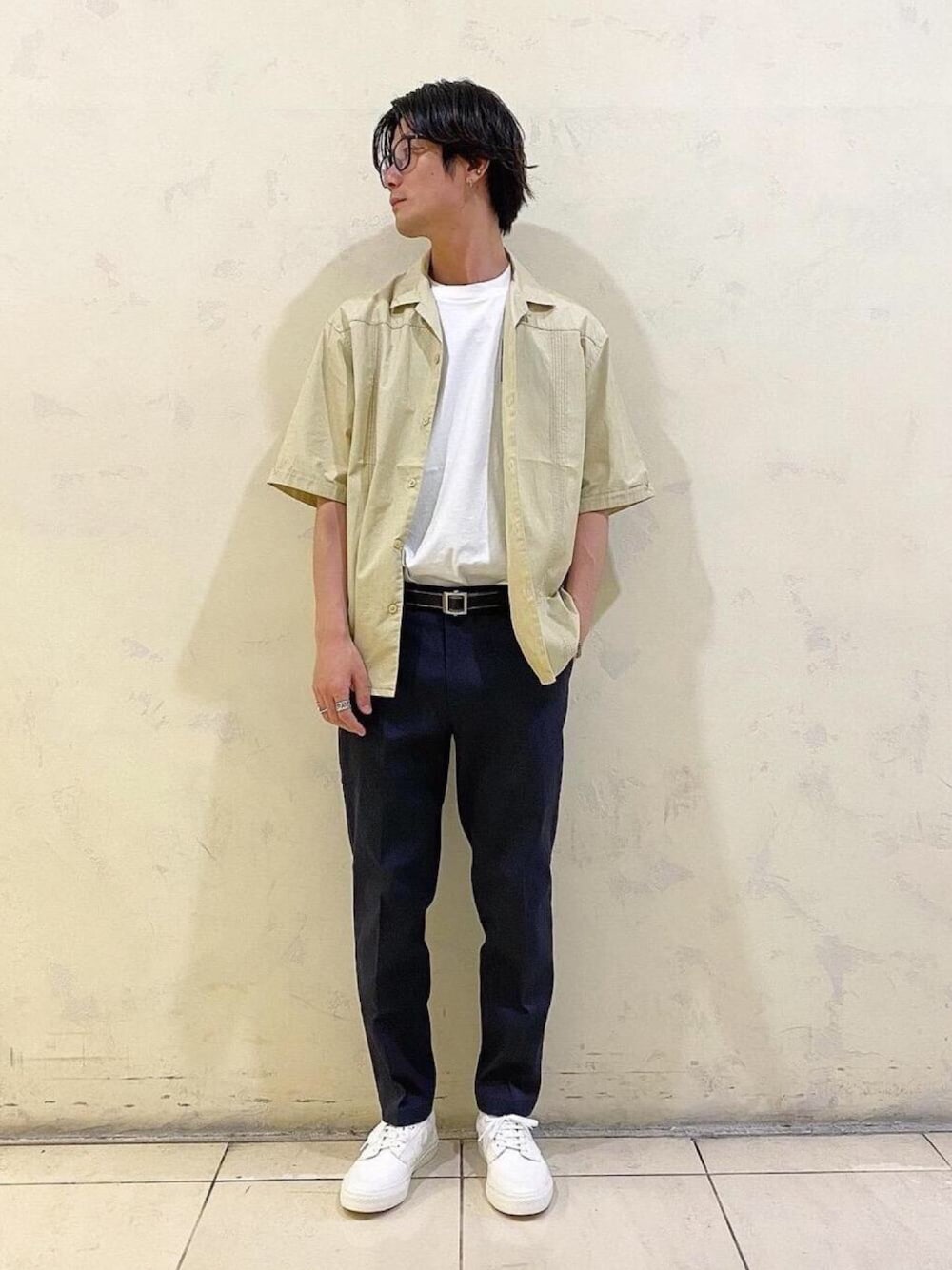 「リラックススタイル、スニーカー、シャツ、大人カジュアル、半袖シャツ、スラックス、タックイン、BEAUTY&YOUTH UNITED ARROWS、スタンスミス、サングラス」｜「CONVERSE SKATEBOARDINGの＜CONVERSE SKATEBOARDING＞ BS2 SK OX/スニーカー（スニーカー、ホワイト系）」を使った、中原翔さん（メンズ・176cm）の春コーディネートの1枚目の写真