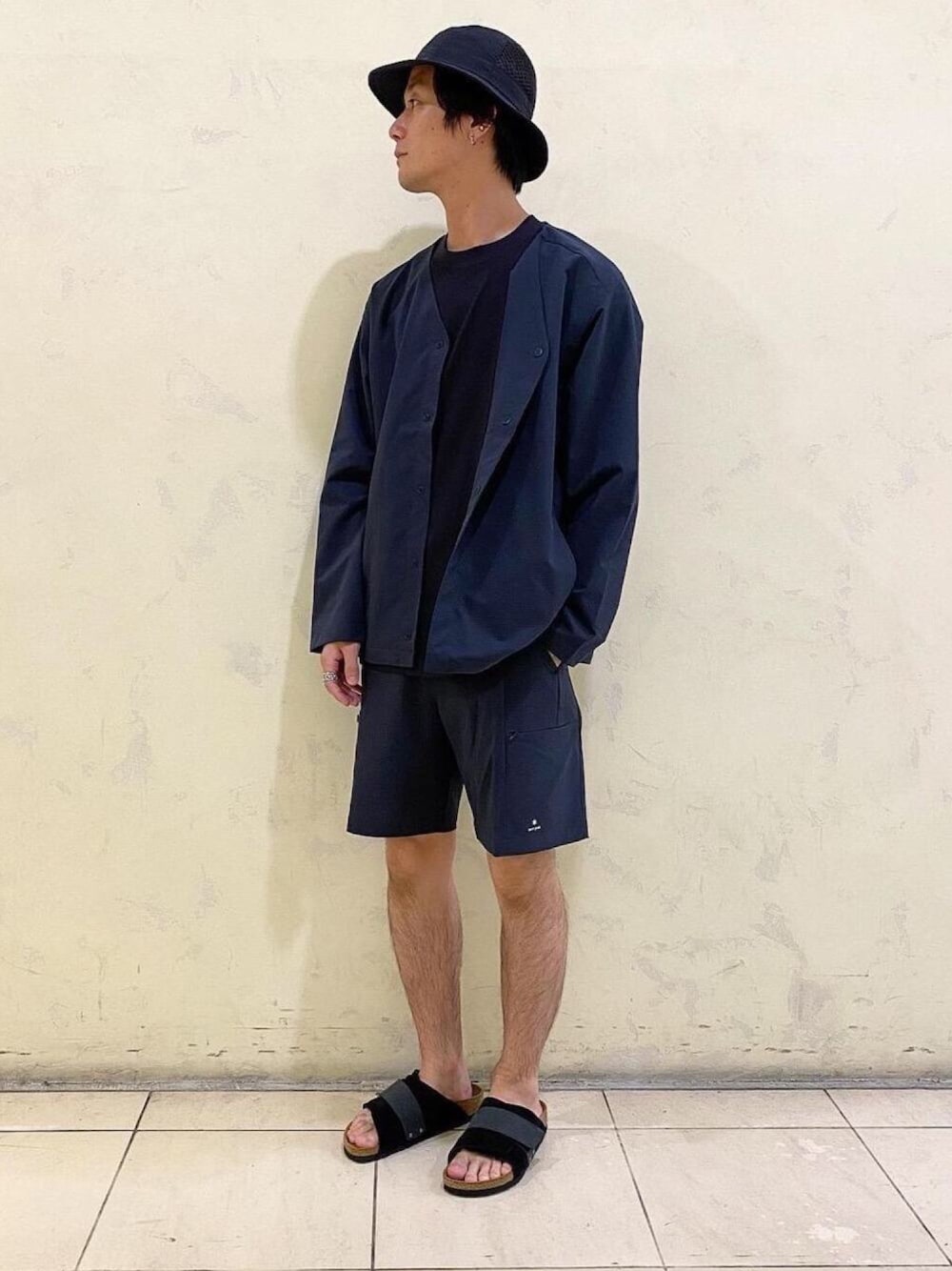 「snow peak、セットアップ、ハーフパンツ、サンダル、バケットハット、BEAUTY&YOUTH UNITED ARROWS、大人カジュアル、シンプル、休日スタイル、birkenstock」｜「BEAUTY&YOUTH UNITED ARROWSのBY CATIA Tシャツ 【抗菌防臭加工】（Tシャツ/カットソー、ブラック系）」を使った、中原翔さん（メンズ・176cm）の春コーディネートの1枚目の写真