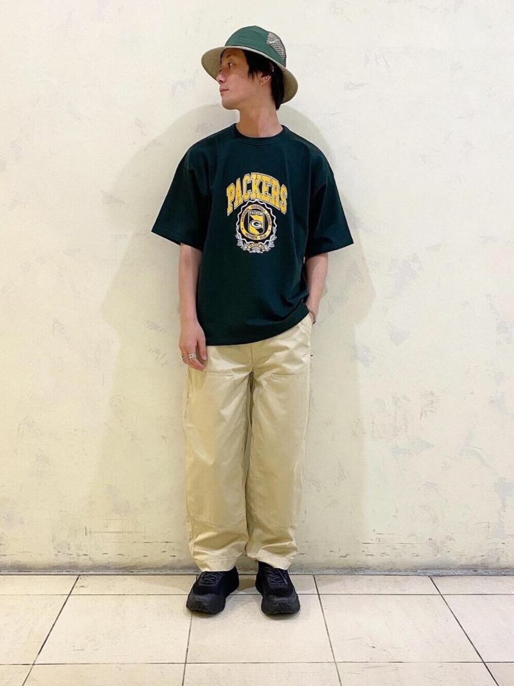 「リラックススタイル、ロゴT、ワークパンツ、MONKEY TIME、BEAUTY&YOUTH UNITED ARROWS、バケットハット、ロゴTシャツ、大人カジュアル、ラフ、シンプル」｜「HOKAの＜HOKA ONE ONE＞ BONDI 7/ボンダイ7（スニーカー、ブラック系）」を使った、中原翔さん（メンズ・176cm）の春コーディネートの1枚目の写真