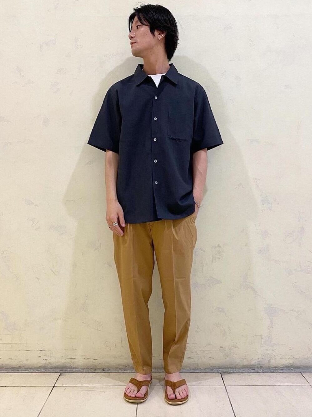 ブラウン系のサンダル、ホワイト系のTシャツ/カットソー、グレー系のシャツ/ブラウスを着用したメンズの春コーディネートの1枚目の写真