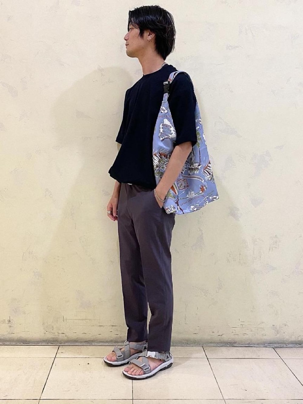 「Tevaの【別注】 ＜TEVA（テバ）＞ HURRICANE VERGE/ハリケーン バージ（サンダル、グレー系）」を使った、中原翔さん（メンズ・176cm）の夏コーディネートの1枚目の写真