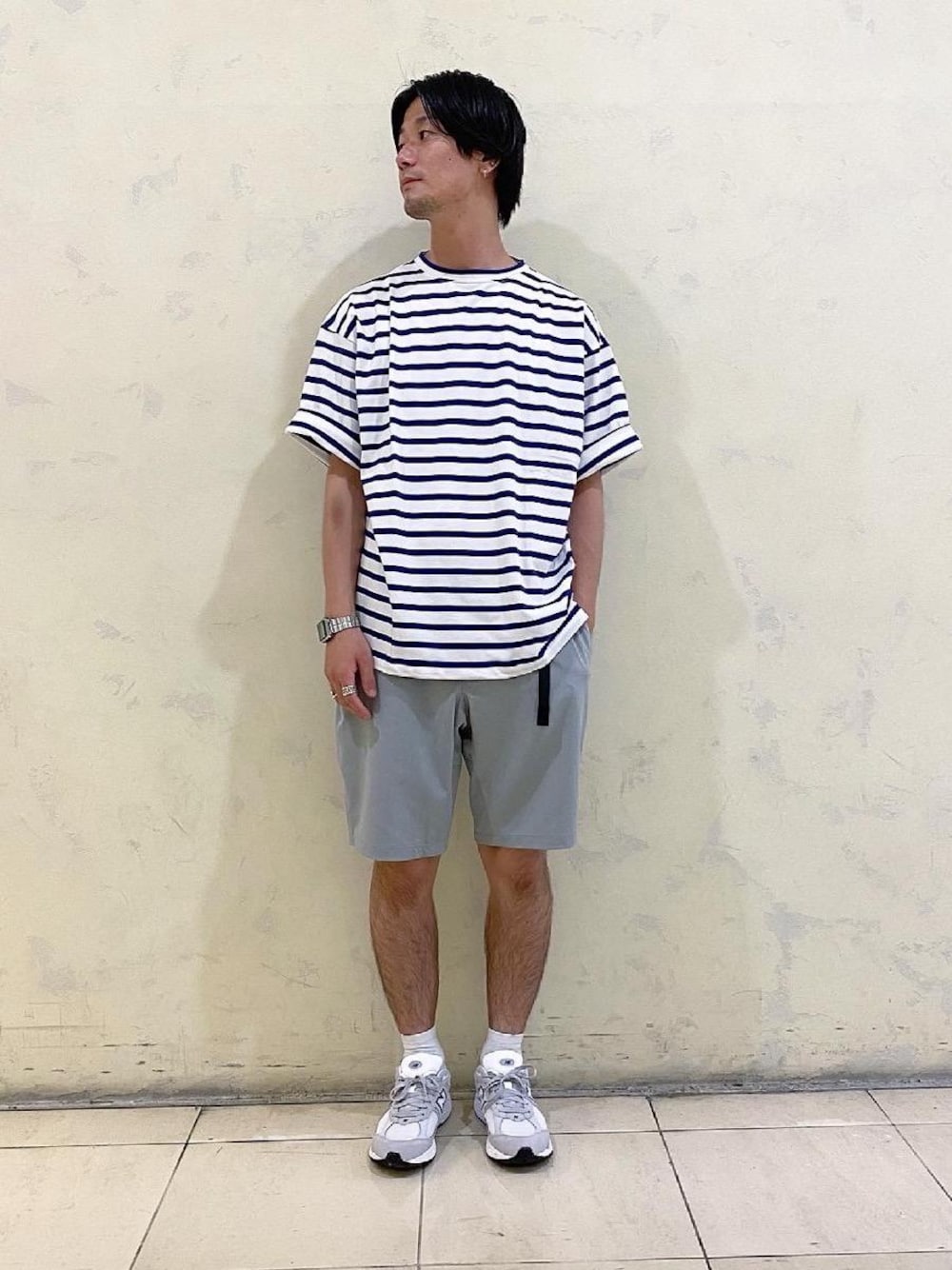 グレー系のその他パンツ、グレー系のスニーカー、ブルー系のTシャツ/カットソーを着用したメンズの夏コーディネートの1枚目の写真