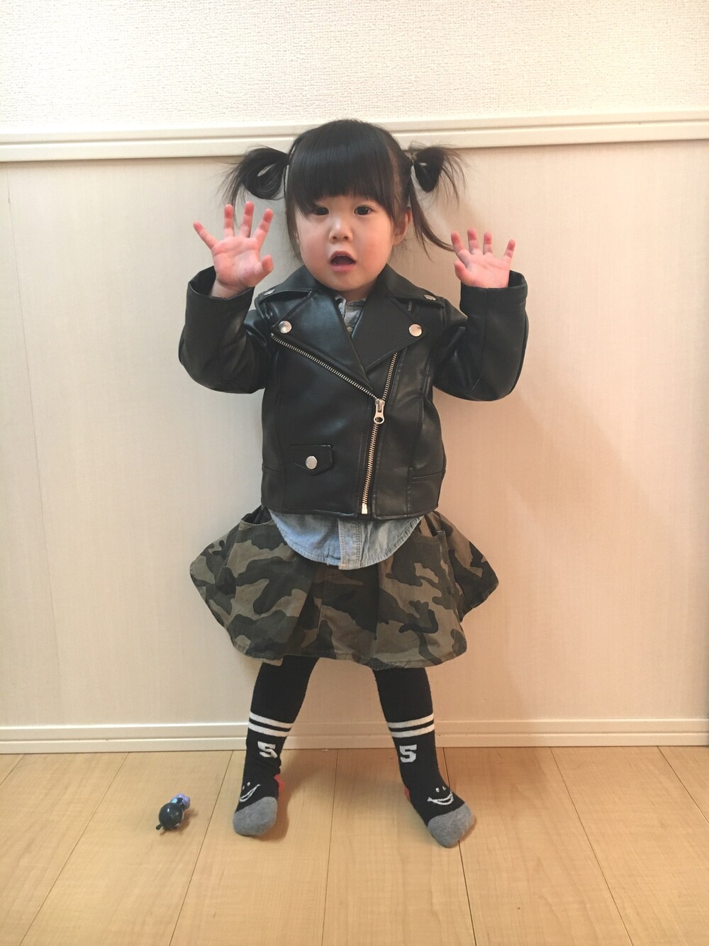「2歳、カジュアルコーデ、ライダースジャケット、カモフラ」｜「petit mainのベーシックライダースジャケット（ライダースジャケット、ブラック系）」を使った、rino☆manaさん（キッズ・80cm）の冬コーディネートの1枚目の写真