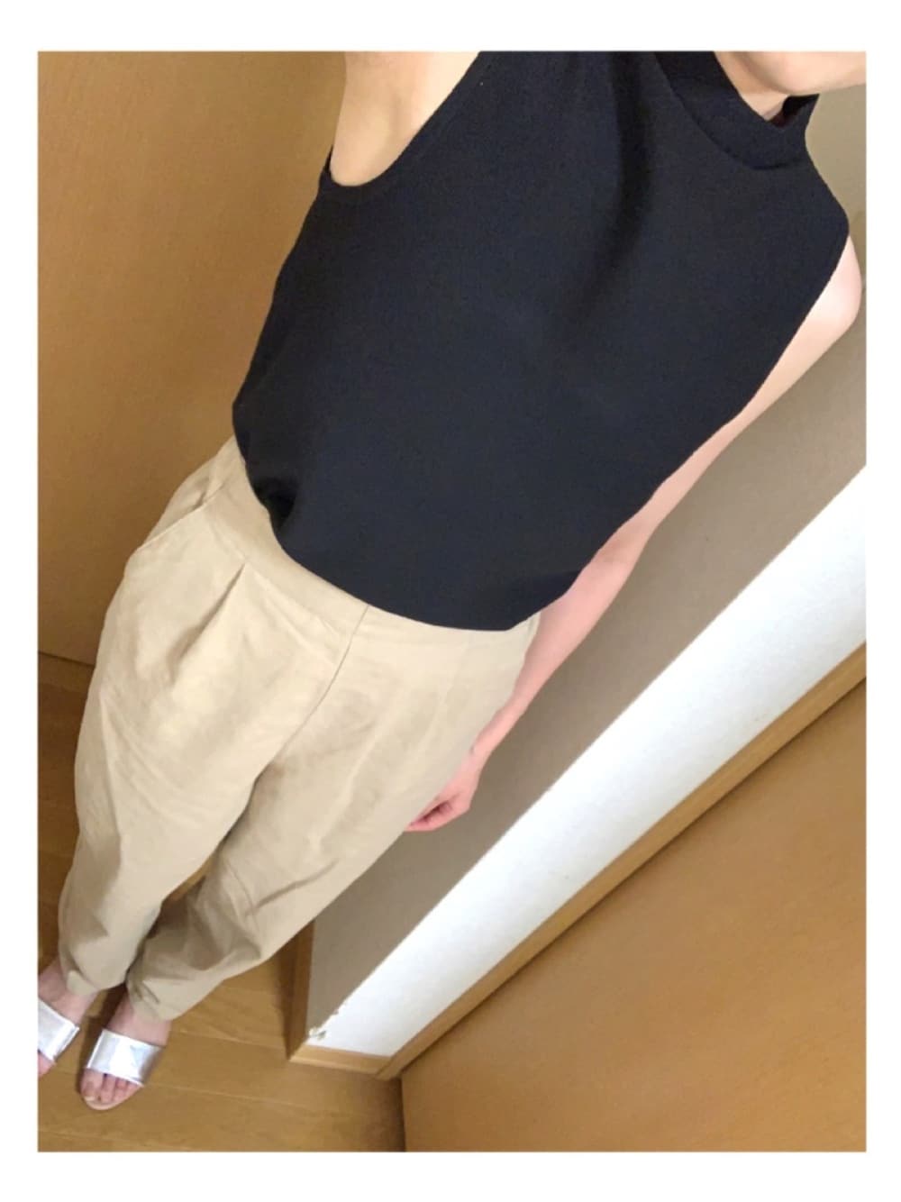 「カジュアルコーデ、シンプルコーデ、夏コーデ、ラフ」｜「classicalelfのコットンリネン（綿麻）タック入りテーパードパンツ（スラックス、ベージュ系）」を使った、S***さん（レディース・160cm）の夏コーディネートの1枚目の写真