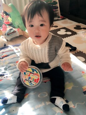 「グレー」｜「アイテム（おもちゃ）」を使った、Asunaさん（キッズ・70cm）の冬コーディネート