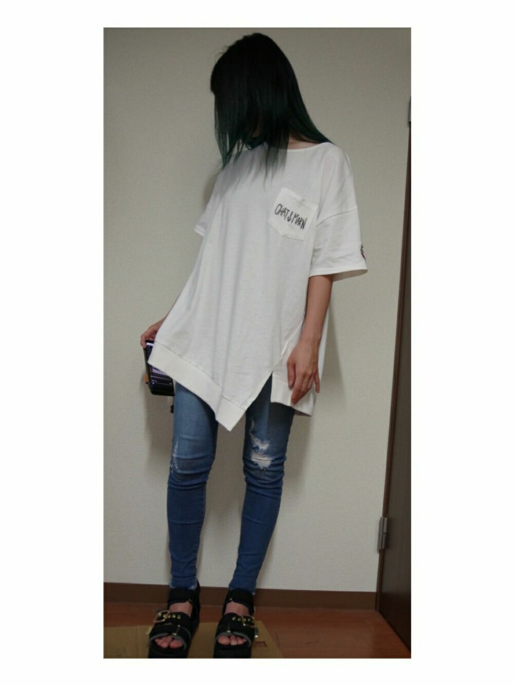 「シンプルコーデ、Tシャツ、デニム、スキニーデニム、ロゴT、スポーツサンダル」｜「Honeysのダメージスキニー（デニムパンツ、ブルー系）」を使った、ゆうさん（レディース・158cm）の夏コーディネートの1枚目の写真