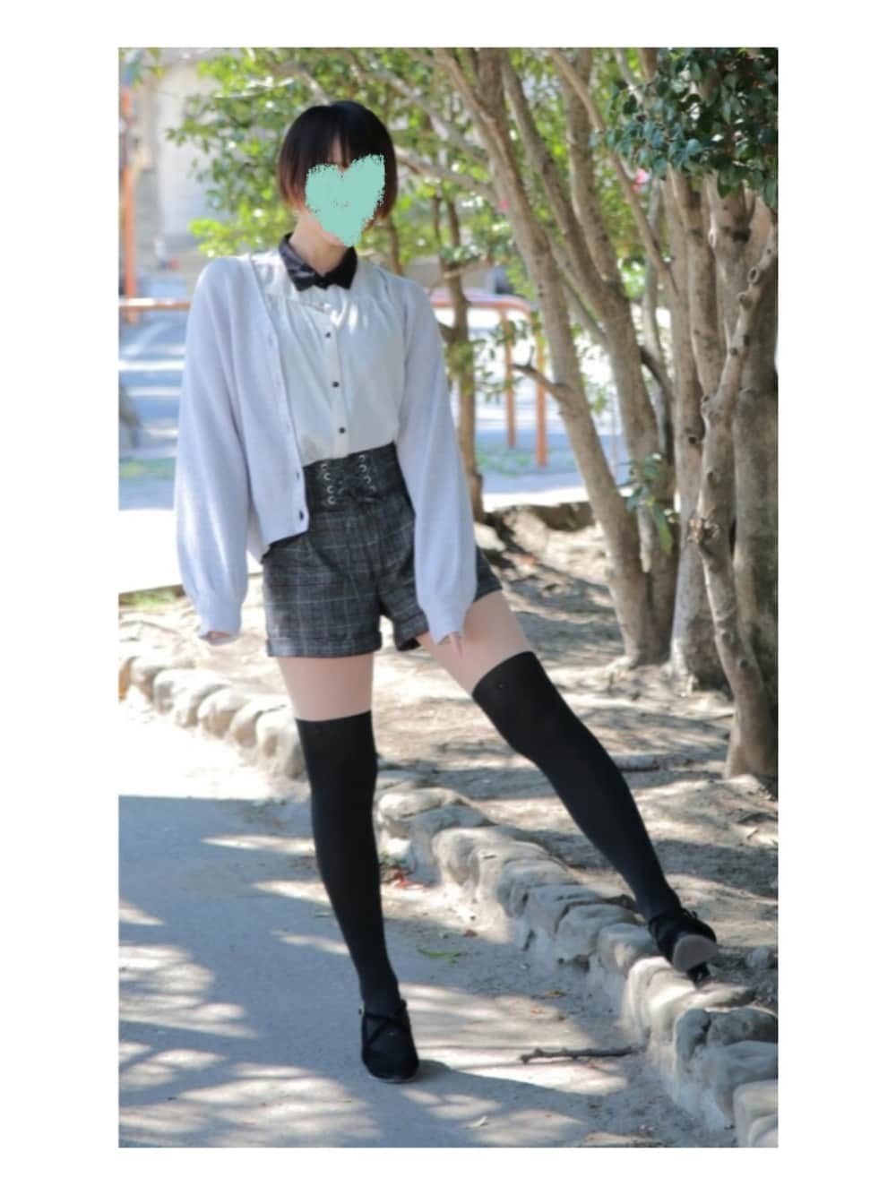 「ショートパンツ、Honeys、ニーハイソックス、プチプラコーデ、カーディガン、チェック」｜「Honeysのアイテム（カーディガン/ボレロ、ホワイト系）」を使った、ゆうさん（レディース・158cm）の夏コーディネートの1枚目の写真