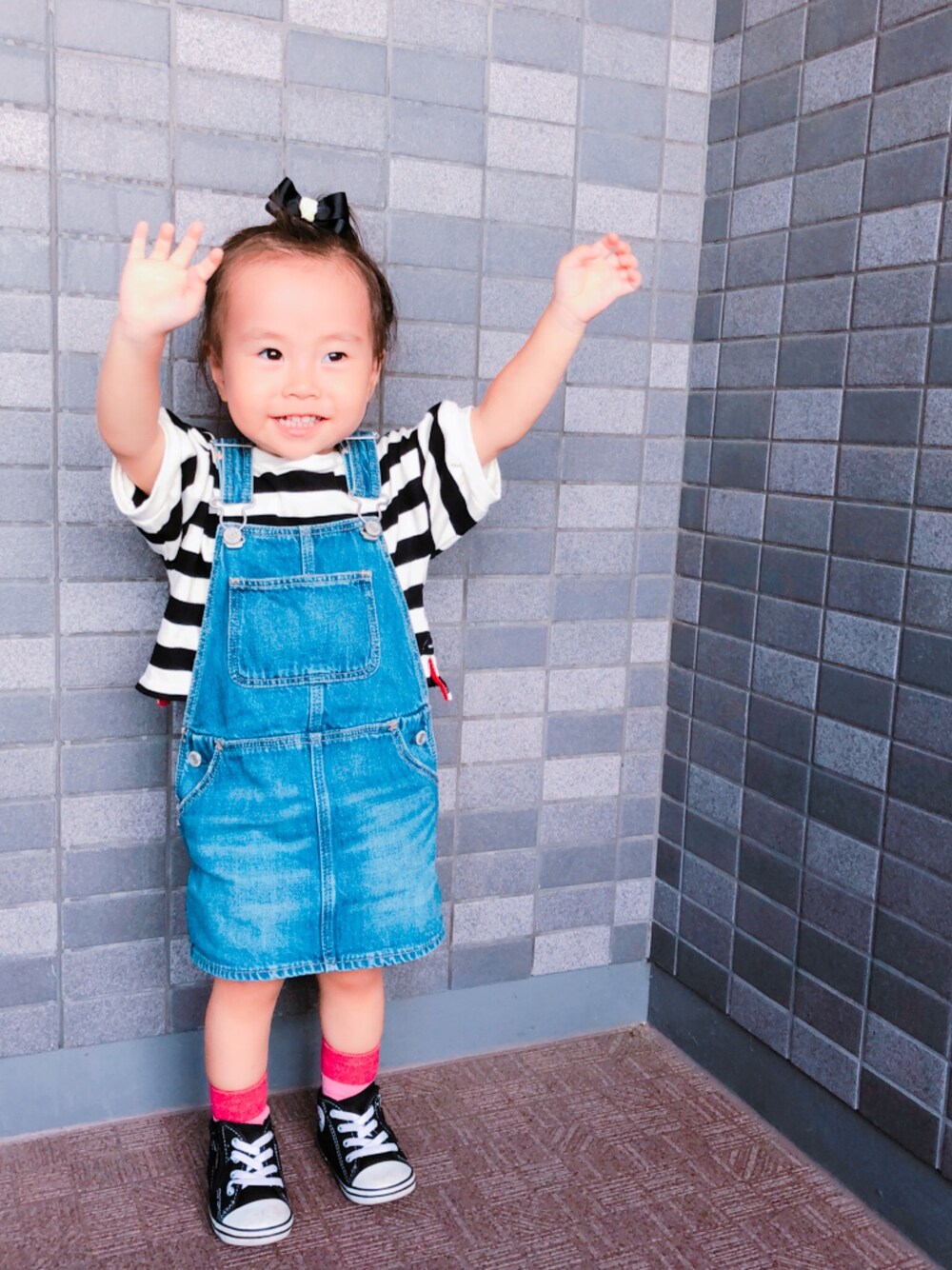 「ボーダー、おんなのこ、キッズコーデ、90cm、ポニーテール＋リボン、おしゃれになりたい、デニムワンピース、プチプラコーデ、ラフコーデ、kidsfashion」｜「Birthdayのアイテム（Tシャツ/カットソー、その他）」を使った、kagumomさん（キッズ・90cm）の夏コーディネートの1枚目の写真