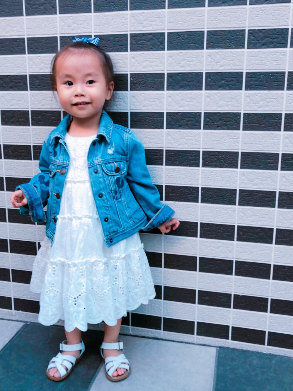「総レースワンピース、レース×デニム、ポニーテール、リボン、女の子コーデ、夏コーデ、おしゃれになりたい、kids、ミッキー、Gジャン」｜「yummynsのアイテム（ヘアゴム、ブルー系）」を使った、kagumomさん（キッズ・90cm）の夏コーディネートの1枚目の写真