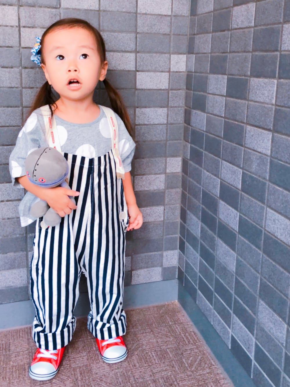 「夏セールで買いました、ドット柄、ストライプ、サロペットコーデ、女の子コーデ、夏コーデ、kids、おしゃれさんと繋がりたい、赤スニーカー、さわやかコーデ」｜「yummynsのアイテム（バレッタ/ヘアクリップ、ブルー系）」を使った、kagumomさん（キッズ・90cm）の夏コーディネートの1枚目の写真