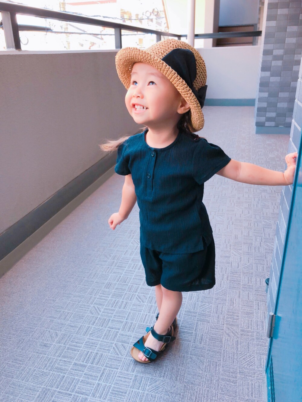 「モノトーンコーデ、ワントーンコーデ、夏コーデ、大人っぽいコーデ、女の子コーデ、涼しい、kids、三つ編み×帽子、ラフコーデ、帽子だいすき」｜「Ocean&Groundのアイテム（帽子、ベージュ系）」を使った、kagumomさん（キッズ・90cm）の夏コーディネートの1枚目の写真