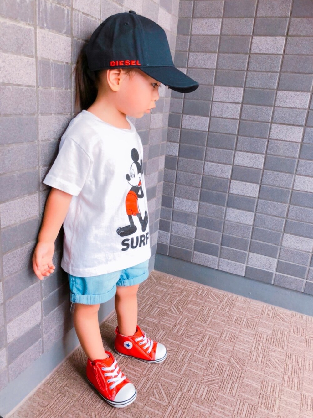 「キャップ女子、女の子コーデ、ボーイズライク、kids、白Tシャツ、ミッキーT、赤コンバース、夏コーデ、2歳、キャップコーデ」｜「DIESEL KIDSのアイテム（キャップ、ブルー系）」を使った、kagumomさん（キッズ・90cm）の夏コーディネートの1枚目の写真