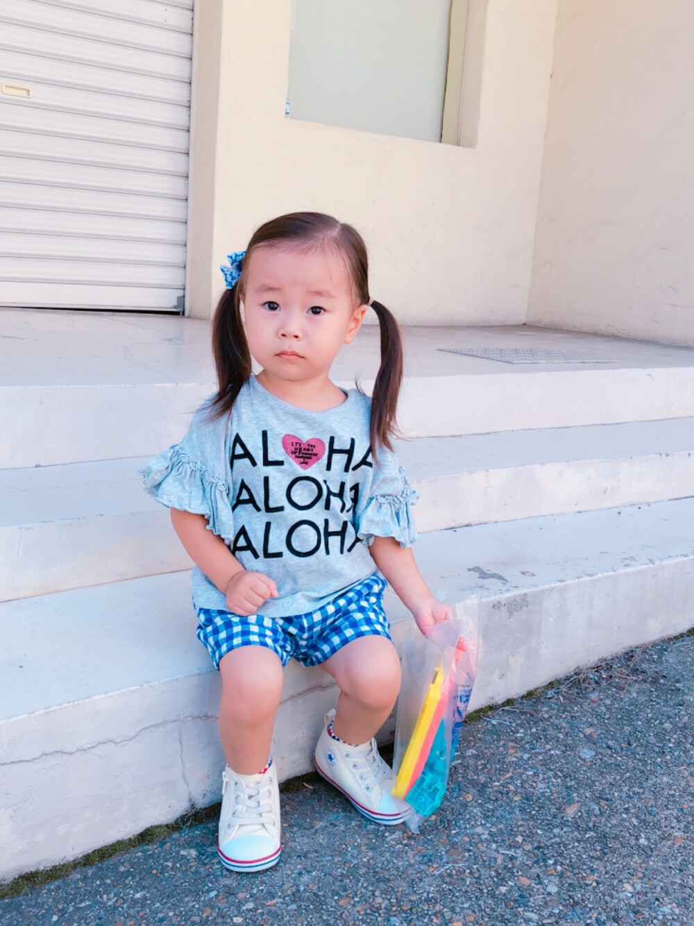 「夏コーデ、女の子コーデ、ギンガムチェック、aloha、kids、プチプラコーデ、2歳、キッズファッション、おんなのこ、ツインテール」｜「BREEZEのフリルスリーブＴシャツ（Tシャツ/カットソー、グレー系）」を使った、kagumomさん（キッズ・90cm）の夏コーディネートの1枚目の写真