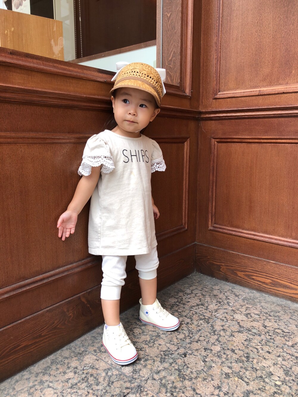 「夏のワントーンコーデ、夏コーデ、おんなのこコーデ、kids、麦わらキャップ、帽子コーデ、袖レース、kidsfashion、ワントーンコーデ、SHIPS」｜「petit mainのリボン付ペーパーキャップ（キャップ、イエロー系）」を使った、kagumomさん（キッズ・90cm）の夏コーディネートの1枚目の写真