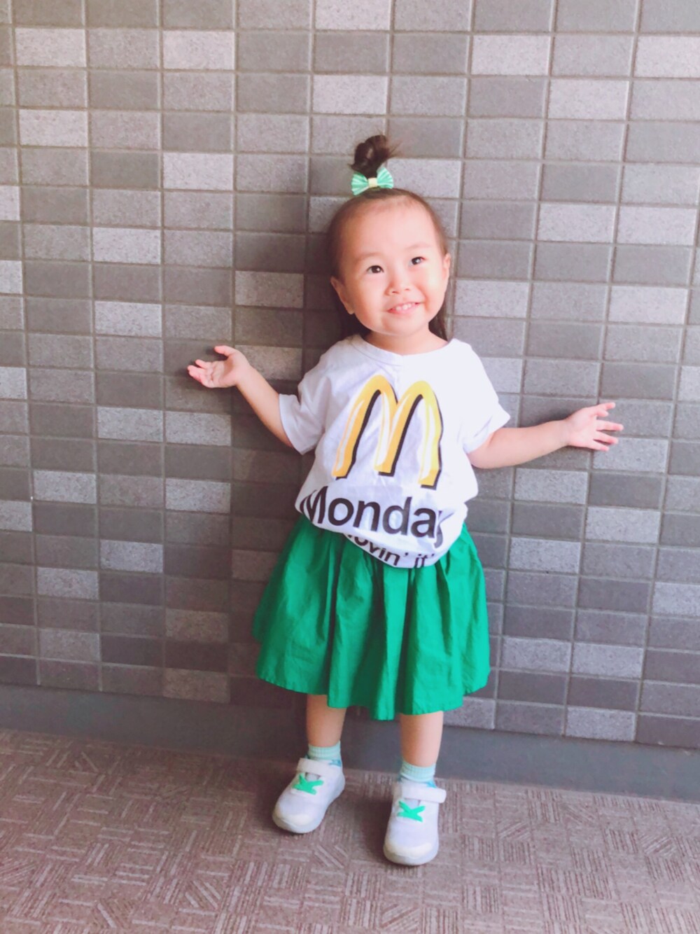 「マクドナルド、パロディT、夏コーデ、おんなのこコーデ、キッズコーデ、kids、Tシャツ×スカート」｜「パロディTシャツのアイテム（Tシャツ/カットソー、ホワイト系）」を使った、kagumomさん（キッズ・90cm）の夏コーディネートの1枚目の写真