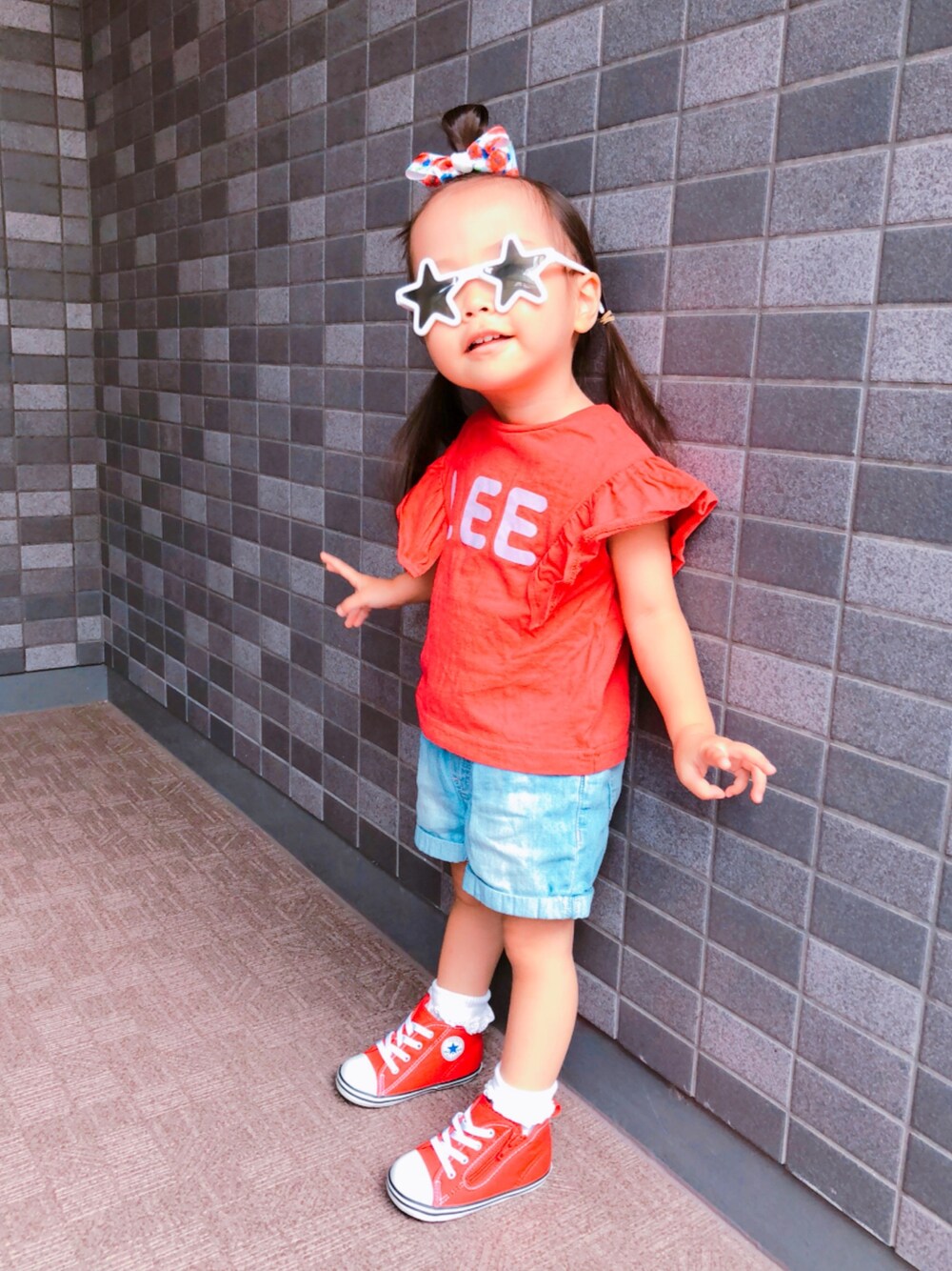 「女の子コーデ、夏コーデ、LEEコラボ、赤トップス、赤コンバース、おんなのこ、キッズファッション、kids、お袖がヒラヒラ」｜「apres les coursのLEE袖フリルTシャツ（Tシャツ/カットソー、レッド系）」を使った、kagumomさん（キッズ・90cm）の夏コーディネートの1枚目の写真