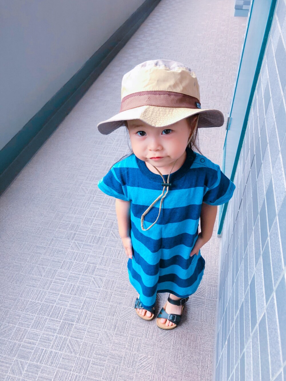「夏セールで買いました、夏コーデ、おんなのこコーデ、ボーイズライク、ボーダーワンピース、帽子コーデ、kids、kidsfashion、帽子好き！」｜「BREEZEのインディゴボーダーワンピ（ワンピース、ブルー系）」を使った、kagumomさん（キッズ・90cm）の夏コーディネートの1枚目の写真