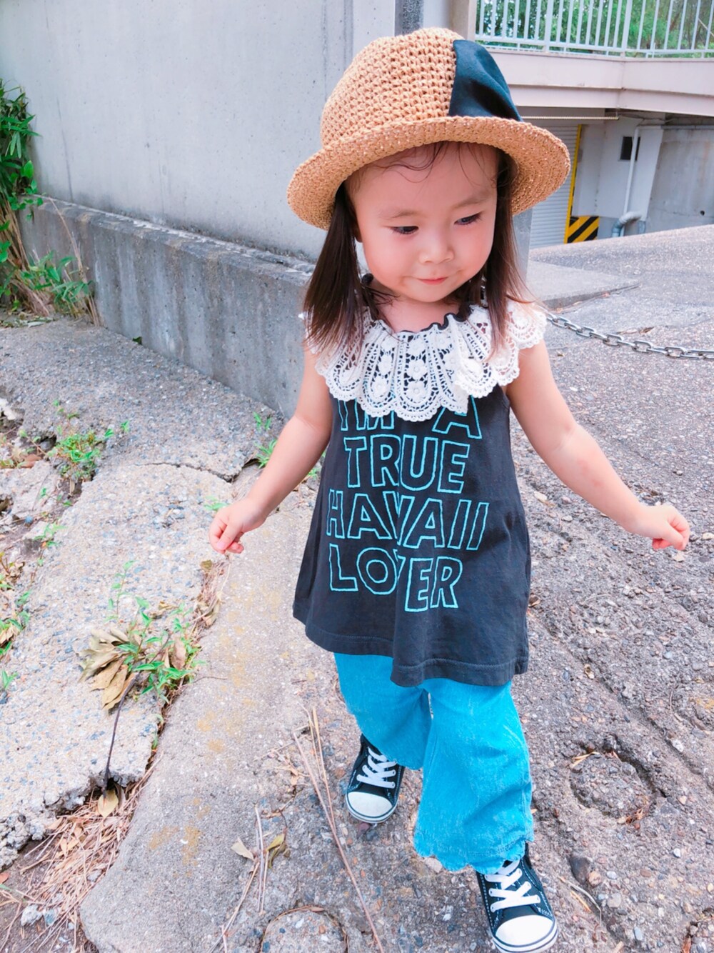「夏コーデ、おんなのこコーデ、レース襟、キッズファッション、kids、kidsfashion、バギーパンツ、黒コンバース、麦わらハット、帽子好き！」｜「Ocean&Groundのアイテム（帽子、ベージュ系）」を使った、kagumomさん（キッズ・90cm）の夏コーディネートの1枚目の写真