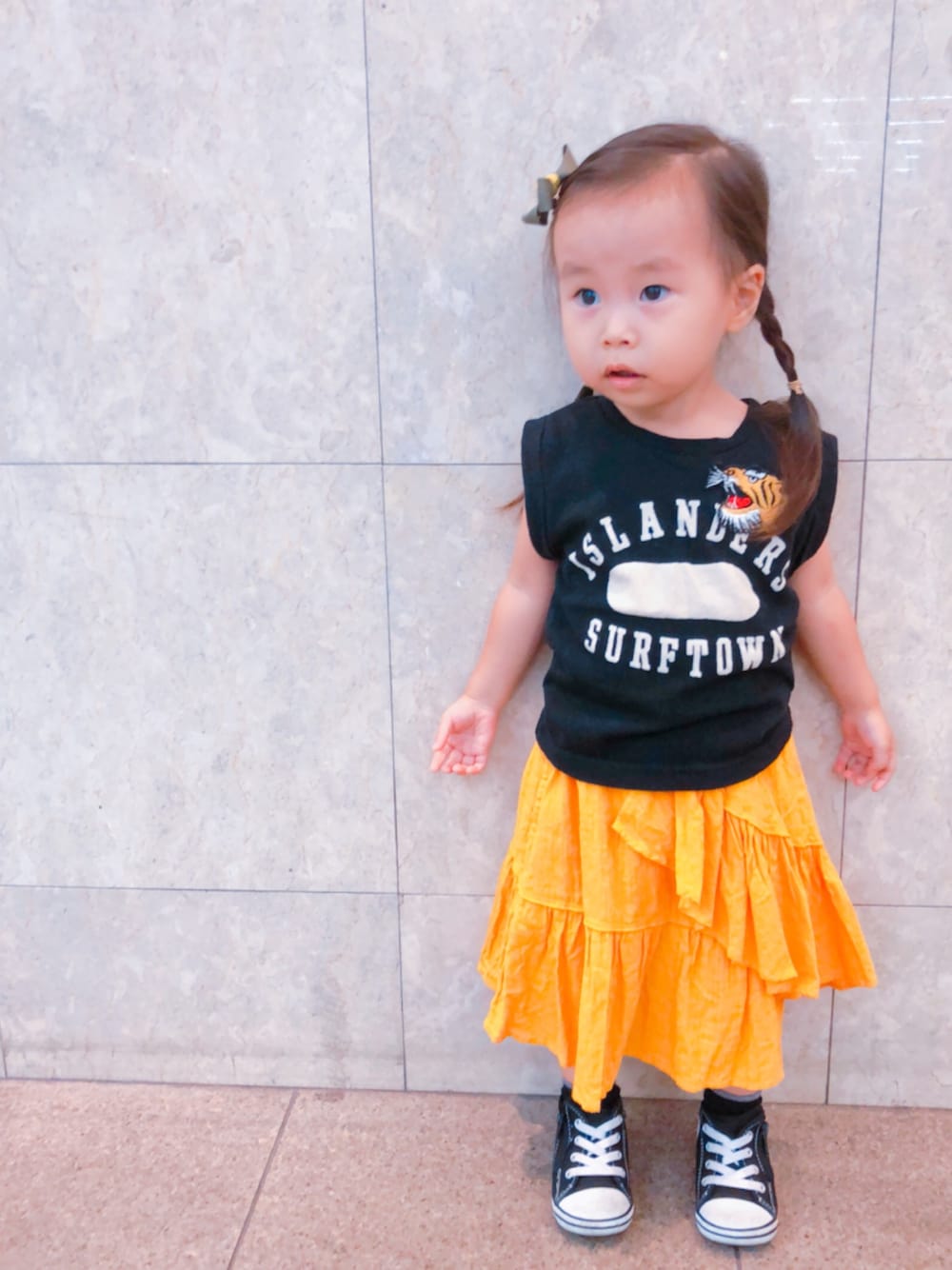 「おんなのこコーデ、夏コーデ、マスタードイエロー、黒×黄色、ロックテイスト、kidsfashion、みつあみヘアー、kids、ワッペン」｜「yummynsのアイテム（ヘアピン、グリーン系）」を使った、kagumomさん（キッズ・90cm）の秋コーディネートの1枚目の写真