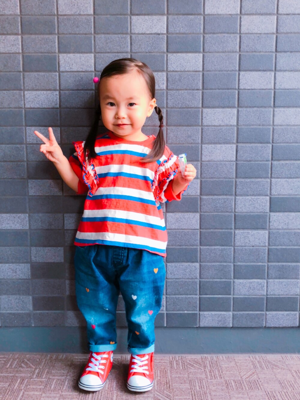 「ラブアンドピース2018、マルチボーダー、デニムパンツ、ハート柄、おんなのこコーデ、キッズファッション、kids、Diesel、ボリューム袖」｜「CALMIAのボリュームスリーブカットソー(80～120cm)（Tシャツ/カットソー、その他）」を使った、kagumomさん（キッズ・90cm）の秋コーディネートの1枚目の写真
