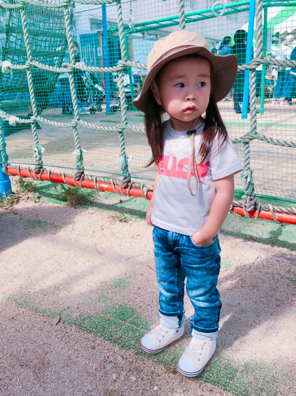 「Tシャツ、ジーンズ、おんなのこコーデ、運動会コーデ、かんたんコーデ、楽チンコーデ、kids、こどもコーデ、キッズファッション、kidsfashion」｜「b・ROOMのMELLOWロゴTシャツ（Tシャツ/カットソー、グレー系）」を使った、kagumomさん（キッズ・90cm）の秋コーディネートの1枚目の写真