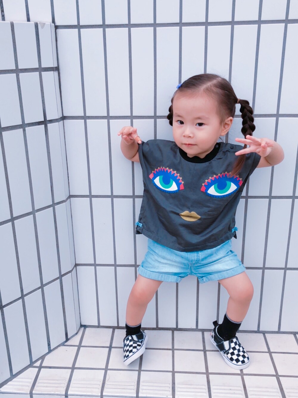 「インパクトTシャツ、インパクトプリント、かんたんコーデ、ラクチンコーデ、おんなのこコーデ、キッズコーデ、kids、kidsfashion、おさげ、HOGAN RANCH WEAR」｜「HOGAN RANCH WEARのＦＡＣＥプルオーバー (ＸＳ～Ｍ)（Tシャツ/カットソー、ブラック系）」を使った、kagumomさん（キッズ・90cm）の秋コーディネートの1枚目の写真