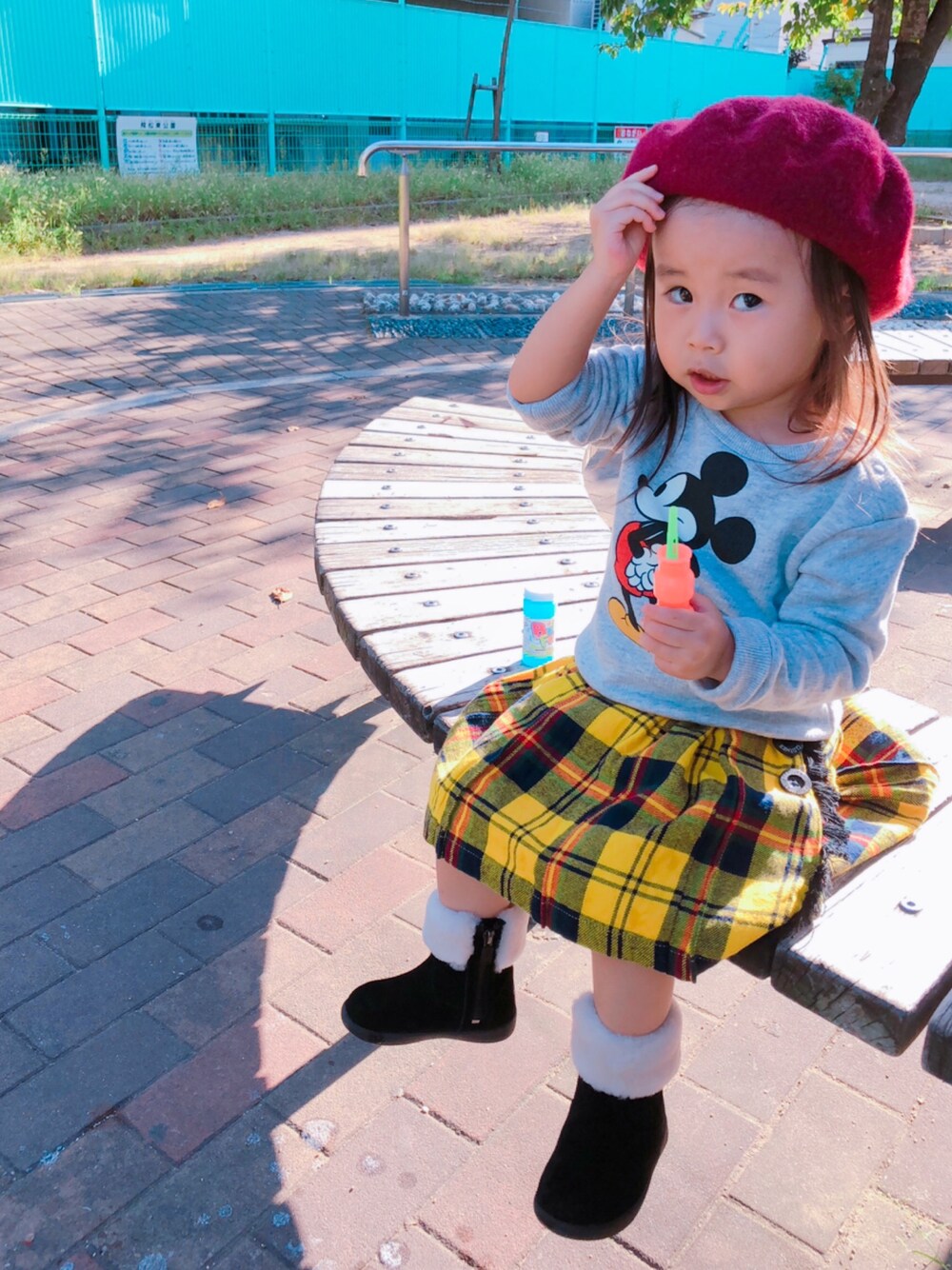 「秋コーデ、チェックスカート、トレーナー、ミッキー、ブーツ、BREEZE、UGG、おんなのこコーデ、ベレー帽、kids」｜「Ampersandのアイテム（ハンチング/ベレー帽、その他）」を使った、kagumomさん（キッズ・90cm）の秋コーディネートの1枚目の写真