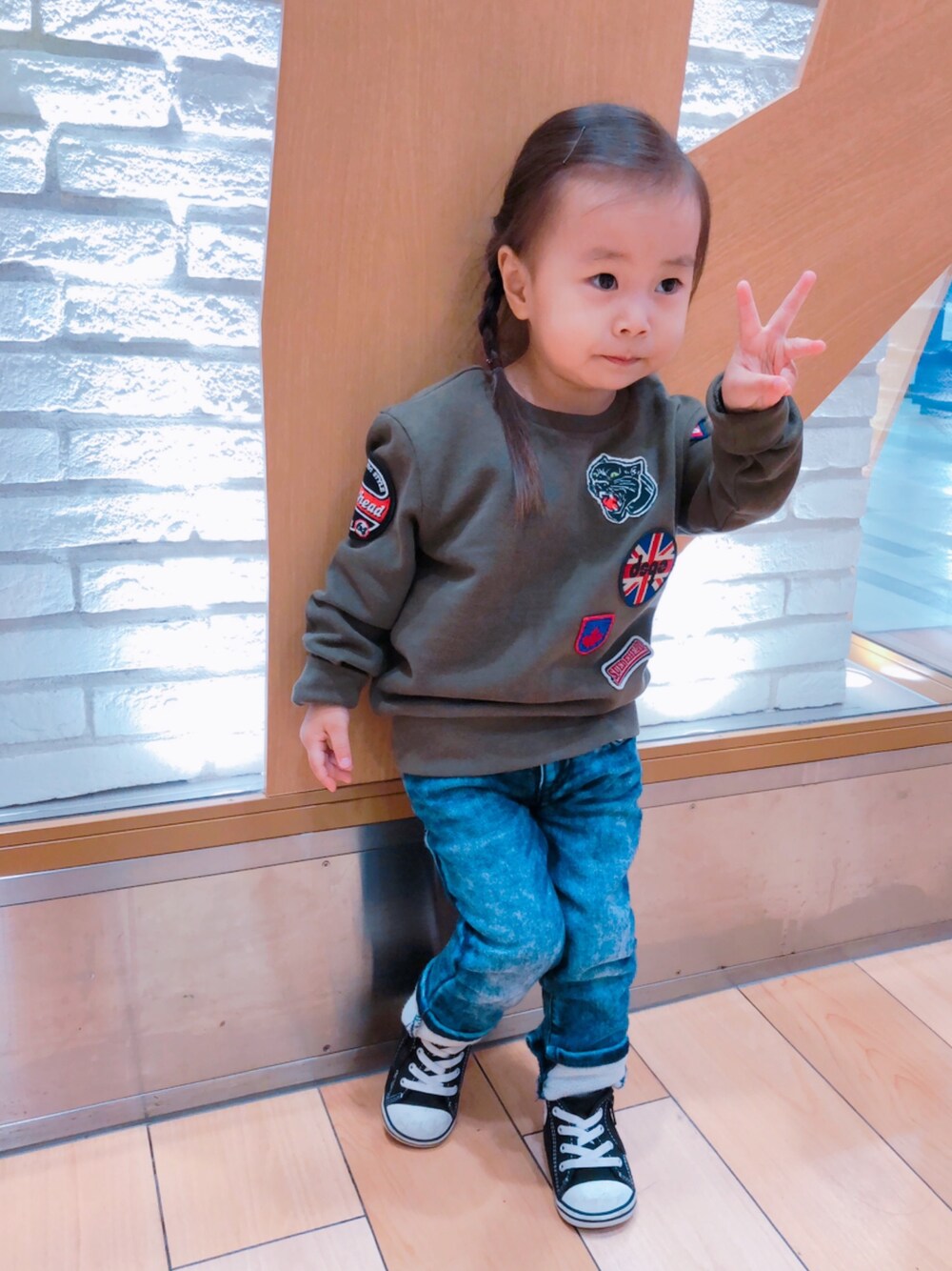 「トレーナー、ワッペン、秋コーデ、かんたんコーデ、おさげ女子、おんなのこコーデ、ボーイズライク、カーキ、kids、キッズファッション」｜「DSQUARED2のアイテム（トップス、グリーン系）」を使った、kagumomさん（キッズ・90cm）の秋コーディネートの1枚目の写真