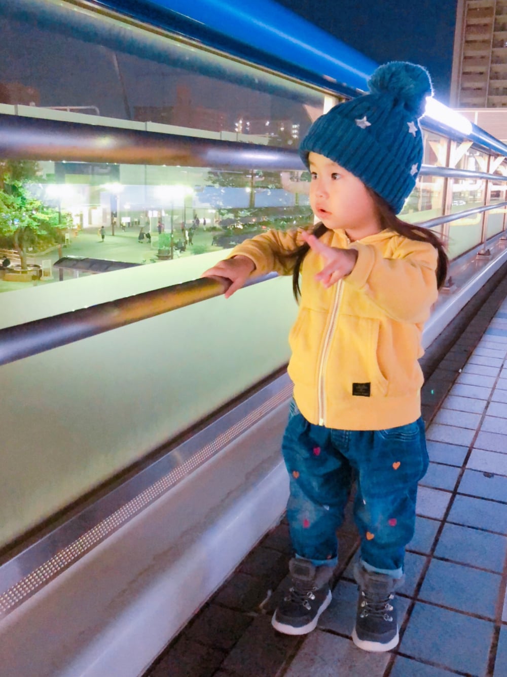 「ボーイズライク、ニット帽、UGG、秋コーデ、おんなのこ、パーカーコーデ、デニムパンツ、kids、キッズファッション」｜「b・ROOMの星柄＆ビッグポンポン付きニット帽（ニットキャップ/ビーニー、ブルー系）」を使った、kagumomさん（キッズ・90cm）の秋コーディネートの1枚目の写真