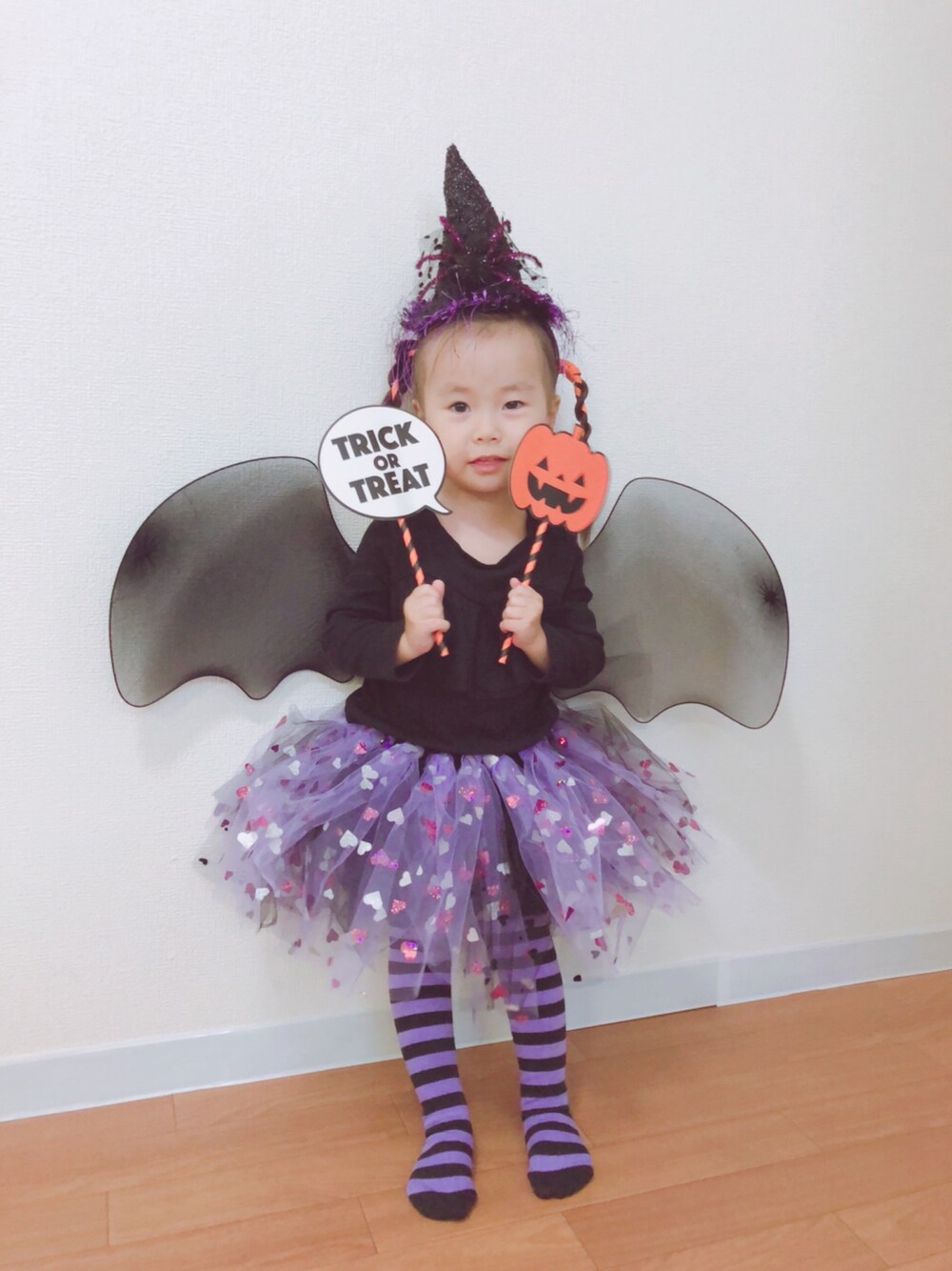「wearhalloween2018、ハロウィンコーデ、秋コーデ、ハロウィン、Trick or Treat、魔女コーデ、おんなのこ、kids、キッズファッション、ハロウィンコスプレ」｜「petit mainのフリル長袖Tシャツ（Tシャツ/カットソー、ブラック系）」を使った、kagumomさん（キッズ・90cm）の秋コーディネートの1枚目の写真