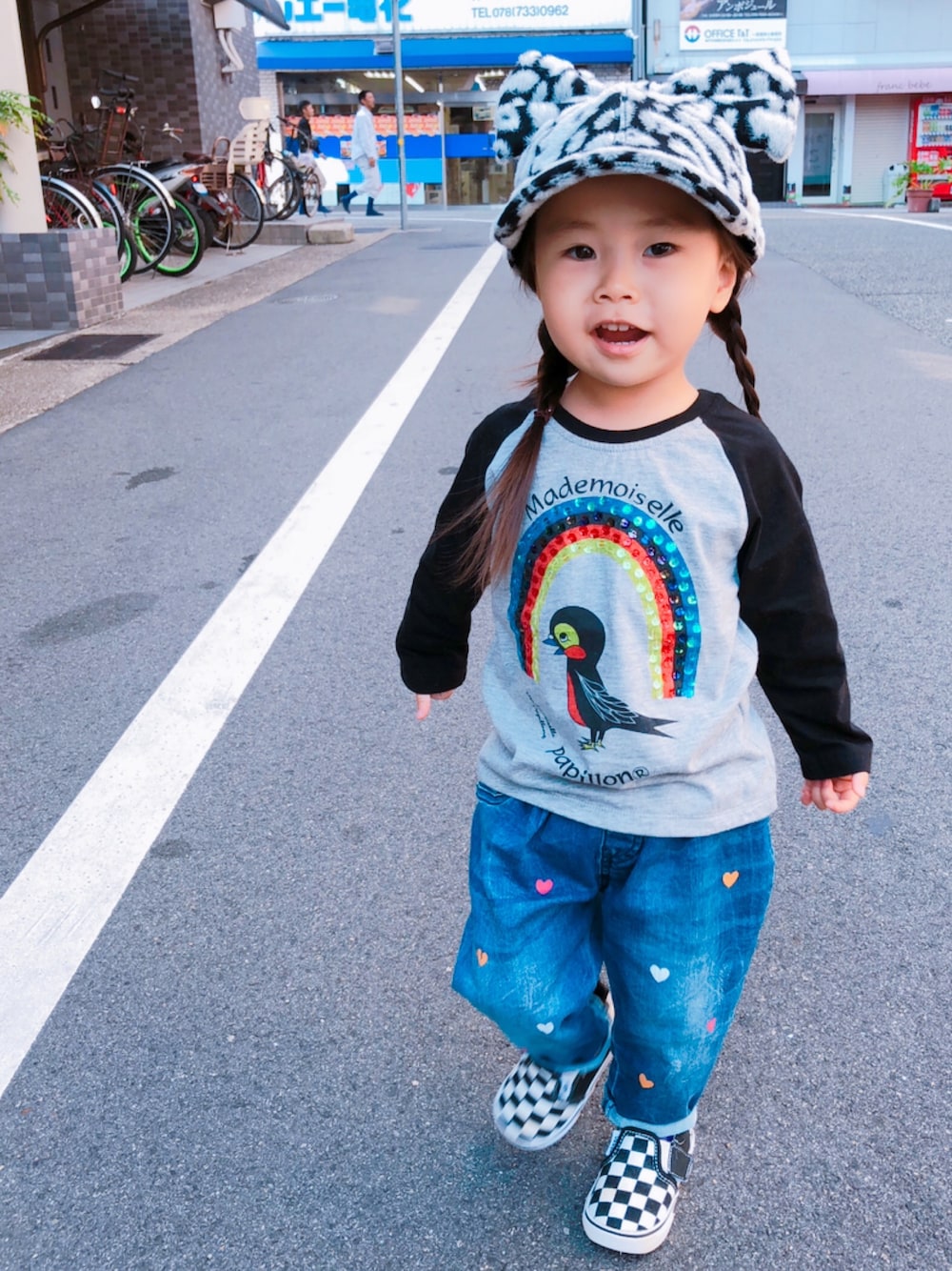 「ストリート服が好き、レオパード柄、おんなのこコーデ、ボーイズライク、ラグランTシャツ、デニムパンツ、みつあみヘアー、kids、秋のコーデ、カジュアルコーデ」｜「Mademoiselle papillonのアイテム（Tシャツ/カットソー、ブラック系）」を使った、kagumomさん（キッズ・90cm）の秋コーディネートの1枚目の写真