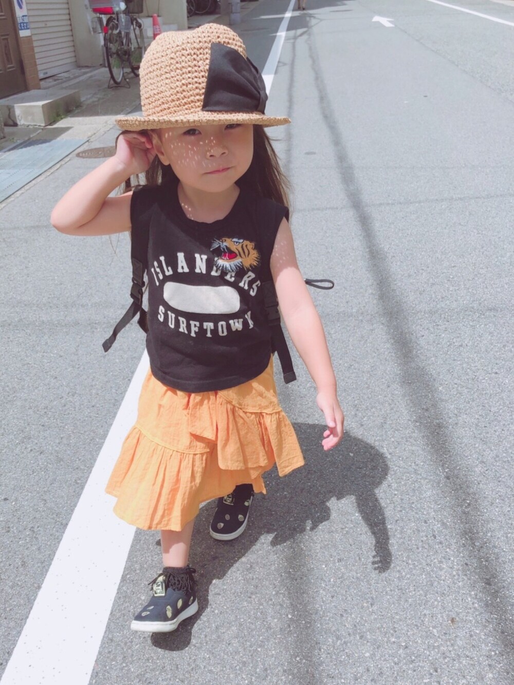 「ノースリーブ、ワッペン、夏最後のコーデ、麦わら帽子、黒×イエロー、スタンスミス、女の子コーデ、キッズファッション、ロングスカート×スニーカー、３歳女の子」｜「Ocean&Groundのアイテム（ハット、ベージュ系）」を使った、kagumomさん（キッズ・90cm）の秋コーディネートの1枚目の写真