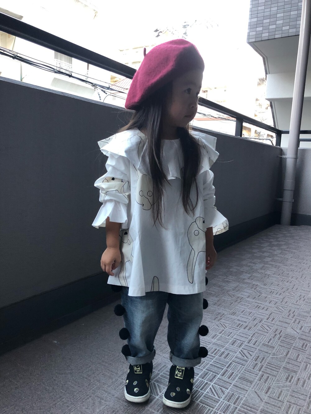 「うさぎ柄、女の子コーデ、キッズファッション、ベレー帽、秋コーデ、子供コーデ、ポンポン、３歳女の子、シャツ×デニム、エンジ色」｜「Ampersandのアイテム（ハンチング/ベレー帽、その他）」を使った、kagumomさん（キッズ・90cm）の秋コーディネートの1枚目の写真