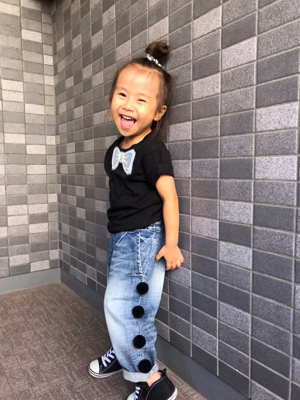 「ボンボン、リボン、ラバー、Tシャツ×デニム、無造作ヘア、キッズファッション、3歳児、おんなのこコーデ、キッズコーデ、コンバース」｜「SUPERTHANKSの【SUPERTHANKS KIDS】Tシャツ SILICON BOW（Tシャツ/カットソー、ブラック系）」を使った、kagumomさん（キッズ・90cm）の秋コーディネートの1枚目の写真